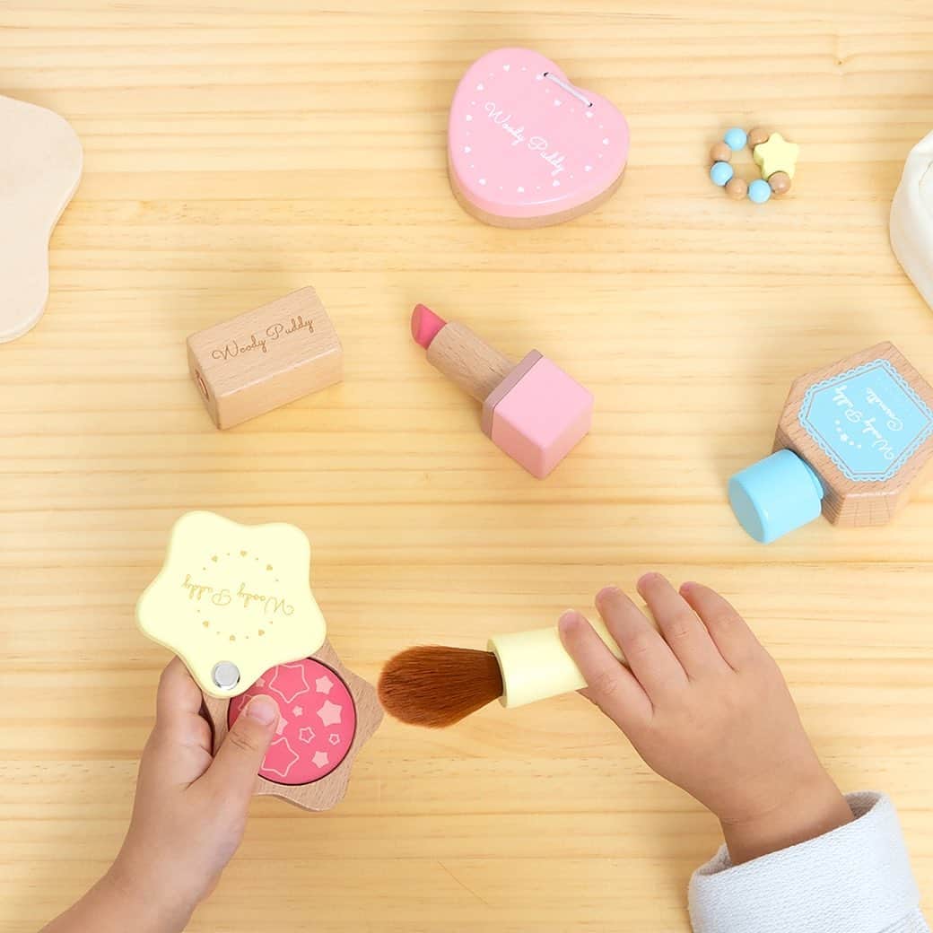 のインスタグラム：「おしゃれが楽しくなるおままごと「きらきらコスメセット」🌟  https://www.woodypuddy.com/c/85887/gr502/g05-1224  こちらのおままごとは3組のユーザー様に商品企画にご参加いただいて生まれた商品です。  💄土台を回すと出てくる口紅 🌸肌触りが気持ちいいチークブラシやパフ 👛お出かけが楽しくなる収納用ポシェット  などなど…今回は特に人気のアイテムをお写真でご紹介！   他にもファンデーションや指輪など、おしゃれに欠かせないアイテムを詰め込んでいます✨ キッズメイク前のプレコスメにお勧めです。   #woodypuddy #ウッディプッディ #食育 #foodeducation #木育 #木のある暮らし #子供のいる暮らし #おうちあそび #おうち遊び #お家遊び #playhouse #木製 #木のおもちゃ #木製玩具 #woodentoys #木製おままごと #おままごと #1歳誕生日 #1歳誕生日プレゼント #2歳誕生日 #2歳誕生日プレゼント #3歳誕生日 #3歳誕生日プレゼント #プレゼント #出産お祝い　 #ごっこ遊び #Pretendplay #キッズコスメ」