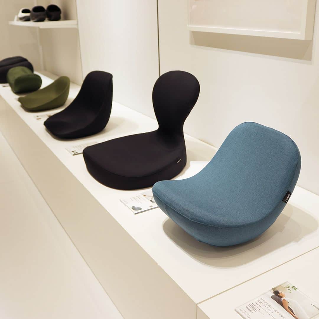 Marunouchi Paperさんのインスタグラム写真 - (Marunouchi PaperInstagram)「【おうちでオフィスで姿勢をサポート New Shopのデザイン健康グッズ】 「おうちで健康」をテーマに身体も心もはずむ、健やかなライフスタイルをサポートする「＆MEDICAL」がオープン。 日常の中で感じる身体のコリや疲れ、不調、運動不足などの健康課題をおうちで手軽に解決することを目指したアイテムを展開しています。  人気のアイテム「KURA SEAT」は、鞍から発想した姿勢サポートシート。 騎手の姿勢の美しさから鞍の構造に着目したお尻を前後から包み込む形状が、骨盤を正しく支えて姿勢崩れを防止。 お尻の丸みに沿った曲面に座ることで、体や腰への負担を軽減し長時間ラクに座る事ができます。  背面を約10㎝高くした「KURA SEAT HB」は腰まで支えられる安心感のある背面により、さらに安定した座り姿勢が体感できます。 オフィスやワーキングスペースには、持ち運びもしやすいコンパクトなKURA SEATを、ご自宅にはHBタイプを …シーンによってお好きなタイプをお選びください。 どちらのタイプも椅子や床を問わずに直接置いて使用でき、デスクワーク時の正しい姿勢をサポートしてくれます。  また、シンプルなカラーとデザインは2022年にグッドデザイン賞を受賞。 ダイニングチェアやリビングに置いてもインテリアを邪魔することなく、リラックスタイムなど幅広いシーンで活躍します。  ほかにも、履いているだけで体幹トレーニングができるルームシューズや、腹筋を鍛えるエクササイズグッズ、ビーチを歩いているような柔らかな接地面が特徴のルームステッパーなど、機能性とデザイン性を兼ね備えた多彩なアイテムが揃います。  今なら、marunouchi_paper Instagram限定特典で、税込15,000円以上お買い上げで腰痛・姿勢改善をサポートするKOSHI-PILLOWがもらえる嬉しい特典も。（写真8枚目） この機会に、おうちに居ながら健康をサポートするさまざまなアイテムを取り入れてみませんか。  ＼Instagram限定特典／ 税込15,000円以上お買い上げでKOSHI-PILLOWをプレゼント！ ・9枚目の画像をお会計時にご提示ください ・ご利用期限：2023年4月13日（木）まで ※無くなり次第終了 ------------------------------------------------ ＆MEDICAL【健康雑貨】丸ビル3F TEL：070-1433-5532  KURA SEAT HB 税込13,800円 KURA SEAT 税込11,800円 素材：カバー/ポリエステル、ポリウレタンリネン、クッション材/ポリウレタン、芯材/ポリプロピレン カラー：ネイビー、オリーブ、マスタード ------------------------------------------------  #marunouchi_paper #marunouchi #tokyo #マルノウチペーパー #丸の内 #東京駅 #andmedical #アンドメディカル #kuraseat #姿勢サポート #姿勢改善 #姿勢改善したい #腰痛改善 #骨盤サポート #姿勢美人 #猫背改善 #グッドデザイン賞受賞 #グッドデザイン賞 #健康グッズ #姿勢ケア #丸ビル」3月30日 12時00分 - marunouchi_paper