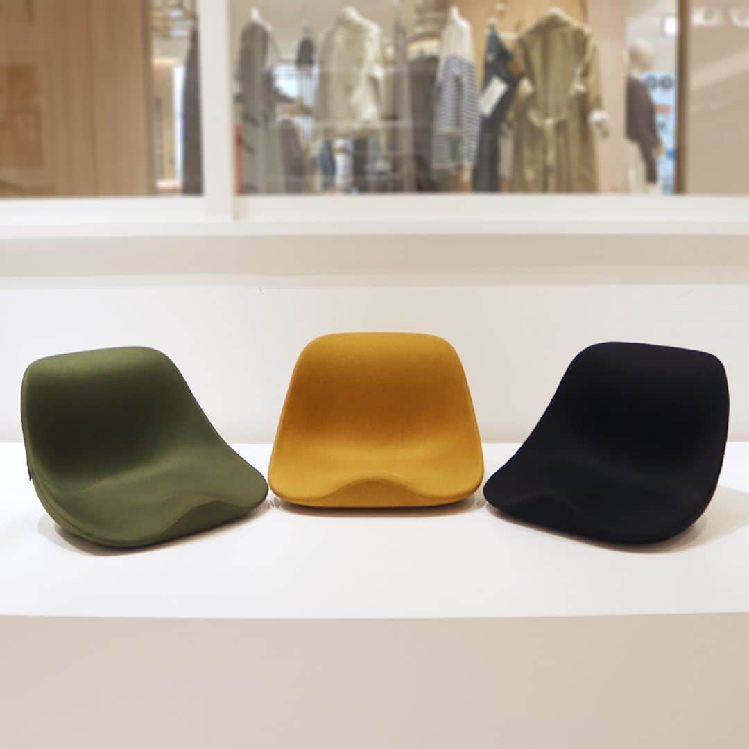 Marunouchi Paperさんのインスタグラム写真 - (Marunouchi PaperInstagram)「【おうちでオフィスで姿勢をサポート New Shopのデザイン健康グッズ】 「おうちで健康」をテーマに身体も心もはずむ、健やかなライフスタイルをサポートする「＆MEDICAL」がオープン。 日常の中で感じる身体のコリや疲れ、不調、運動不足などの健康課題をおうちで手軽に解決することを目指したアイテムを展開しています。  人気のアイテム「KURA SEAT」は、鞍から発想した姿勢サポートシート。 騎手の姿勢の美しさから鞍の構造に着目したお尻を前後から包み込む形状が、骨盤を正しく支えて姿勢崩れを防止。 お尻の丸みに沿った曲面に座ることで、体や腰への負担を軽減し長時間ラクに座る事ができます。  背面を約10㎝高くした「KURA SEAT HB」は腰まで支えられる安心感のある背面により、さらに安定した座り姿勢が体感できます。 オフィスやワーキングスペースには、持ち運びもしやすいコンパクトなKURA SEATを、ご自宅にはHBタイプを …シーンによってお好きなタイプをお選びください。 どちらのタイプも椅子や床を問わずに直接置いて使用でき、デスクワーク時の正しい姿勢をサポートしてくれます。  また、シンプルなカラーとデザインは2022年にグッドデザイン賞を受賞。 ダイニングチェアやリビングに置いてもインテリアを邪魔することなく、リラックスタイムなど幅広いシーンで活躍します。  ほかにも、履いているだけで体幹トレーニングができるルームシューズや、腹筋を鍛えるエクササイズグッズ、ビーチを歩いているような柔らかな接地面が特徴のルームステッパーなど、機能性とデザイン性を兼ね備えた多彩なアイテムが揃います。  今なら、marunouchi_paper Instagram限定特典で、税込15,000円以上お買い上げで腰痛・姿勢改善をサポートするKOSHI-PILLOWがもらえる嬉しい特典も。（写真8枚目） この機会に、おうちに居ながら健康をサポートするさまざまなアイテムを取り入れてみませんか。  ＼Instagram限定特典／ 税込15,000円以上お買い上げでKOSHI-PILLOWをプレゼント！ ・9枚目の画像をお会計時にご提示ください ・ご利用期限：2023年4月13日（木）まで ※無くなり次第終了 ------------------------------------------------ ＆MEDICAL【健康雑貨】丸ビル3F TEL：070-1433-5532  KURA SEAT HB 税込13,800円 KURA SEAT 税込11,800円 素材：カバー/ポリエステル、ポリウレタンリネン、クッション材/ポリウレタン、芯材/ポリプロピレン カラー：ネイビー、オリーブ、マスタード ------------------------------------------------  #marunouchi_paper #marunouchi #tokyo #マルノウチペーパー #丸の内 #東京駅 #andmedical #アンドメディカル #kuraseat #姿勢サポート #姿勢改善 #姿勢改善したい #腰痛改善 #骨盤サポート #姿勢美人 #猫背改善 #グッドデザイン賞受賞 #グッドデザイン賞 #健康グッズ #姿勢ケア #丸ビル」3月30日 12時00分 - marunouchi_paper