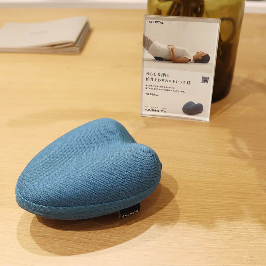 Marunouchi Paperさんのインスタグラム写真 - (Marunouchi PaperInstagram)「【おうちでオフィスで姿勢をサポート New Shopのデザイン健康グッズ】 「おうちで健康」をテーマに身体も心もはずむ、健やかなライフスタイルをサポートする「＆MEDICAL」がオープン。 日常の中で感じる身体のコリや疲れ、不調、運動不足などの健康課題をおうちで手軽に解決することを目指したアイテムを展開しています。  人気のアイテム「KURA SEAT」は、鞍から発想した姿勢サポートシート。 騎手の姿勢の美しさから鞍の構造に着目したお尻を前後から包み込む形状が、骨盤を正しく支えて姿勢崩れを防止。 お尻の丸みに沿った曲面に座ることで、体や腰への負担を軽減し長時間ラクに座る事ができます。  背面を約10㎝高くした「KURA SEAT HB」は腰まで支えられる安心感のある背面により、さらに安定した座り姿勢が体感できます。 オフィスやワーキングスペースには、持ち運びもしやすいコンパクトなKURA SEATを、ご自宅にはHBタイプを …シーンによってお好きなタイプをお選びください。 どちらのタイプも椅子や床を問わずに直接置いて使用でき、デスクワーク時の正しい姿勢をサポートしてくれます。  また、シンプルなカラーとデザインは2022年にグッドデザイン賞を受賞。 ダイニングチェアやリビングに置いてもインテリアを邪魔することなく、リラックスタイムなど幅広いシーンで活躍します。  ほかにも、履いているだけで体幹トレーニングができるルームシューズや、腹筋を鍛えるエクササイズグッズ、ビーチを歩いているような柔らかな接地面が特徴のルームステッパーなど、機能性とデザイン性を兼ね備えた多彩なアイテムが揃います。  今なら、marunouchi_paper Instagram限定特典で、税込15,000円以上お買い上げで腰痛・姿勢改善をサポートするKOSHI-PILLOWがもらえる嬉しい特典も。（写真8枚目） この機会に、おうちに居ながら健康をサポートするさまざまなアイテムを取り入れてみませんか。  ＼Instagram限定特典／ 税込15,000円以上お買い上げでKOSHI-PILLOWをプレゼント！ ・9枚目の画像をお会計時にご提示ください ・ご利用期限：2023年4月13日（木）まで ※無くなり次第終了 ------------------------------------------------ ＆MEDICAL【健康雑貨】丸ビル3F TEL：070-1433-5532  KURA SEAT HB 税込13,800円 KURA SEAT 税込11,800円 素材：カバー/ポリエステル、ポリウレタンリネン、クッション材/ポリウレタン、芯材/ポリプロピレン カラー：ネイビー、オリーブ、マスタード ------------------------------------------------  #marunouchi_paper #marunouchi #tokyo #マルノウチペーパー #丸の内 #東京駅 #andmedical #アンドメディカル #kuraseat #姿勢サポート #姿勢改善 #姿勢改善したい #腰痛改善 #骨盤サポート #姿勢美人 #猫背改善 #グッドデザイン賞受賞 #グッドデザイン賞 #健康グッズ #姿勢ケア #丸ビル」3月30日 12時00分 - marunouchi_paper