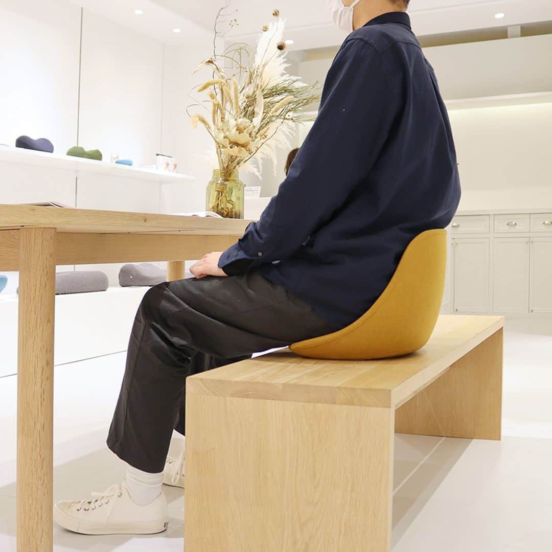 Marunouchi Paperさんのインスタグラム写真 - (Marunouchi PaperInstagram)「【おうちでオフィスで姿勢をサポート New Shopのデザイン健康グッズ】 「おうちで健康」をテーマに身体も心もはずむ、健やかなライフスタイルをサポートする「＆MEDICAL」がオープン。 日常の中で感じる身体のコリや疲れ、不調、運動不足などの健康課題をおうちで手軽に解決することを目指したアイテムを展開しています。  人気のアイテム「KURA SEAT」は、鞍から発想した姿勢サポートシート。 騎手の姿勢の美しさから鞍の構造に着目したお尻を前後から包み込む形状が、骨盤を正しく支えて姿勢崩れを防止。 お尻の丸みに沿った曲面に座ることで、体や腰への負担を軽減し長時間ラクに座る事ができます。  背面を約10㎝高くした「KURA SEAT HB」は腰まで支えられる安心感のある背面により、さらに安定した座り姿勢が体感できます。 オフィスやワーキングスペースには、持ち運びもしやすいコンパクトなKURA SEATを、ご自宅にはHBタイプを …シーンによってお好きなタイプをお選びください。 どちらのタイプも椅子や床を問わずに直接置いて使用でき、デスクワーク時の正しい姿勢をサポートしてくれます。  また、シンプルなカラーとデザインは2022年にグッドデザイン賞を受賞。 ダイニングチェアやリビングに置いてもインテリアを邪魔することなく、リラックスタイムなど幅広いシーンで活躍します。  ほかにも、履いているだけで体幹トレーニングができるルームシューズや、腹筋を鍛えるエクササイズグッズ、ビーチを歩いているような柔らかな接地面が特徴のルームステッパーなど、機能性とデザイン性を兼ね備えた多彩なアイテムが揃います。  今なら、marunouchi_paper Instagram限定特典で、税込15,000円以上お買い上げで腰痛・姿勢改善をサポートするKOSHI-PILLOWがもらえる嬉しい特典も。（写真8枚目） この機会に、おうちに居ながら健康をサポートするさまざまなアイテムを取り入れてみませんか。  ＼Instagram限定特典／ 税込15,000円以上お買い上げでKOSHI-PILLOWをプレゼント！ ・9枚目の画像をお会計時にご提示ください ・ご利用期限：2023年4月13日（木）まで ※無くなり次第終了 ------------------------------------------------ ＆MEDICAL【健康雑貨】丸ビル3F TEL：070-1433-5532  KURA SEAT HB 税込13,800円 KURA SEAT 税込11,800円 素材：カバー/ポリエステル、ポリウレタンリネン、クッション材/ポリウレタン、芯材/ポリプロピレン カラー：ネイビー、オリーブ、マスタード ------------------------------------------------  #marunouchi_paper #marunouchi #tokyo #マルノウチペーパー #丸の内 #東京駅 #andmedical #アンドメディカル #kuraseat #姿勢サポート #姿勢改善 #姿勢改善したい #腰痛改善 #骨盤サポート #姿勢美人 #猫背改善 #グッドデザイン賞受賞 #グッドデザイン賞 #健康グッズ #姿勢ケア #丸ビル」3月30日 12時00分 - marunouchi_paper
