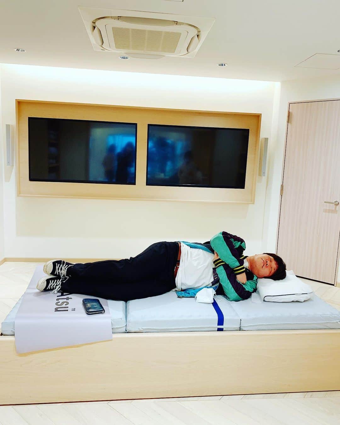 前野悠介のインスタグラム：「一昨日の朝、昭和西川さん・ムアツスリープラボさんのとこでオーダーメイド枕を作りに行かせてもらいやした！！！ 今まで全然寝れんかったから、枕のせいやと思ってたんで、オーダーメイド枕が作れてギザウレシス。  前からイメージで、“めちゃくちゃ時間かかんのとちゃうか？”と思ってたら、あんま興味ない古着屋を覗く位の時間でできました！！ しかも、たくさんの美女に囲まれて作って貰いましたので、今後は飲み屋使いとしても行こうと思います。  何故、今の投稿になったかと言うと、帰ってから早速、作ってもろた枕使ったら今まで寝ていたからです」