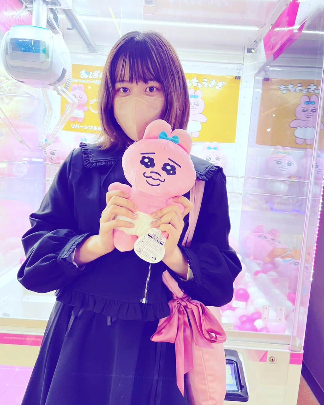 渡辺彩乃のインスタグラム：「ゲームセンター行ったときの🎮  なんか普通にびっくりしたんだけどアームの降下地点がそもそも商品に届かない台とかあってもうまじ許せん…ぷんぷん😡  おぱんちゅうさぎ自分で取れた400円くらいで取れて嬉しかった💓  maimai好き」