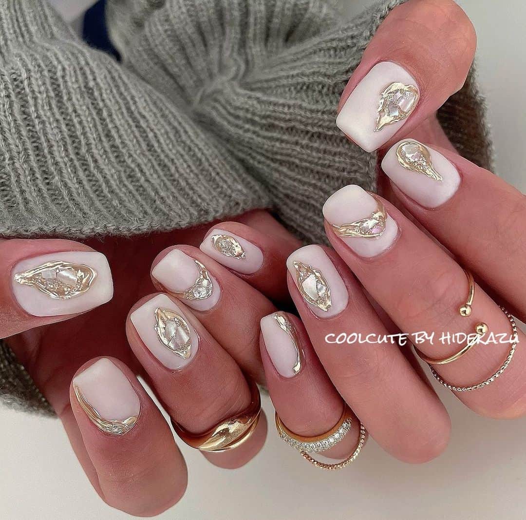 のインスタグラム：「◇ニュアンスミラー 原英莉花ちゃんネイル💅✨️ @warriorsmilerika_9  ・ ・ ・ ネイル、レッスンのご予約お問い合わせはこちらから⬇️ プライベートサロンCoolCute 中目黒駅徒歩２分  ご予約はLINEより LINE 🆔→「@ghu9662h」 ※＠マークをつけたままご検索ください。  もしくはプロフィールの「メール」よりお問い合わせください。 ・ ・ #おしゃれ#ファッション#リングネイル#マットネイル#かっこかわいい#coolcute#hidekazu#ネイル#ネイルアート#ネイルデザイン#ジェルネイル#シンプルネイル#ニュアンスネイル#キラキラネイル#ミラーネイル#nail#nails#nailart#nailartist#gelnail#naildesign#fashion」