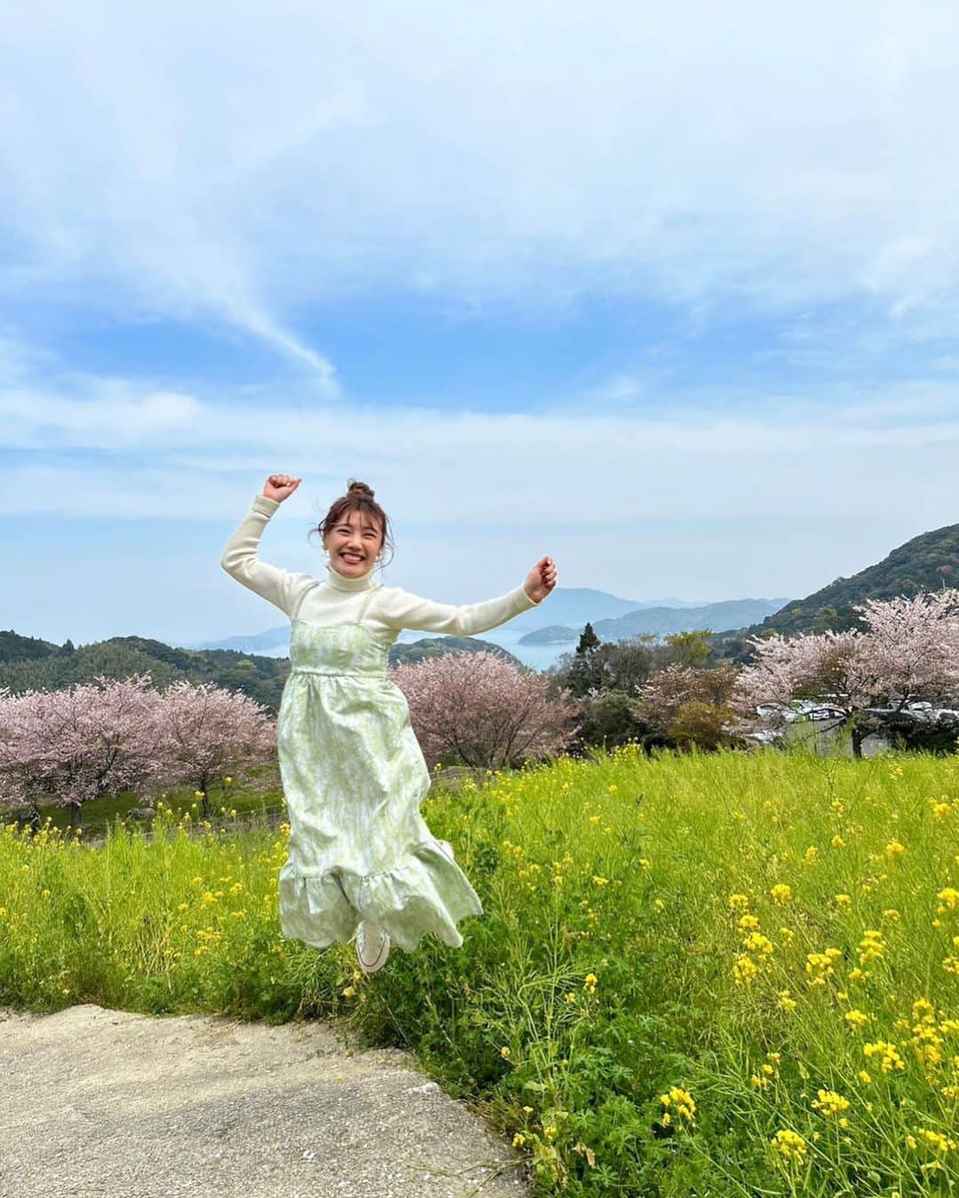 黒田りさのインスタグラム：「🌸 春だねっ！女子３人でロケです！ ひとまず、じゃーんぷ！🐝✨  #糸島#加茂ゆらりんこ橋#桜スポット#福岡おでかけスポット#糸島ドライブ#糸島カフェ」