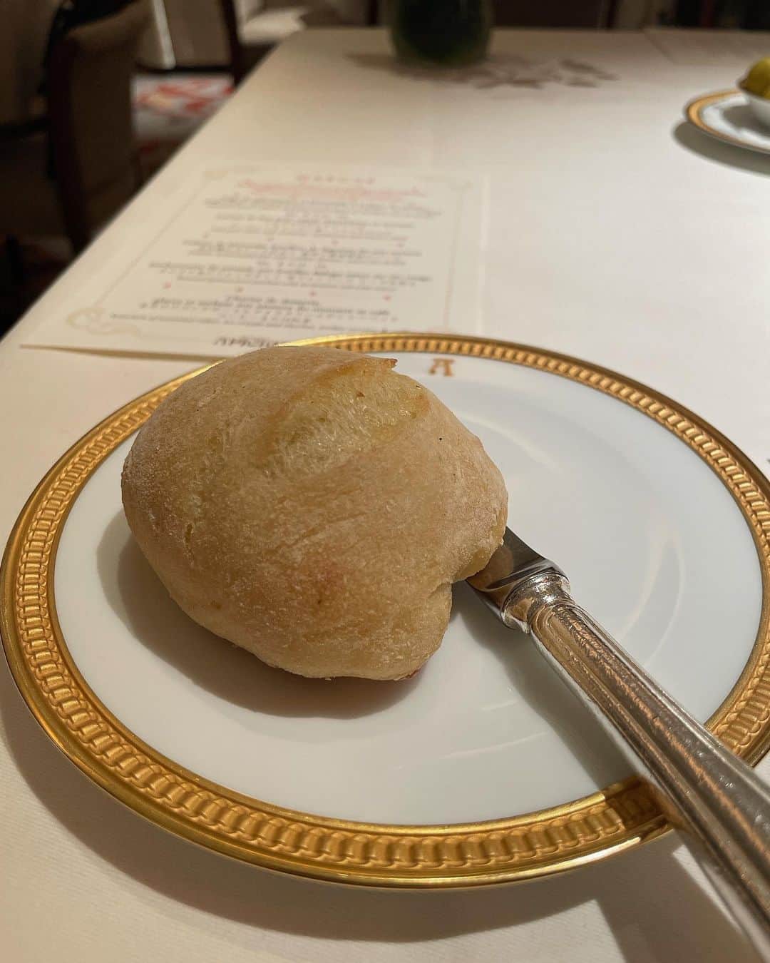 椎名美月さんのインスタグラム写真 - (椎名美月Instagram)「お皿かわいいから載せる  恥ずかしがり屋のプリン 「くねっ」 純粋無垢なパン 「ぽふっ」」3月30日 12時13分 - mizkiss