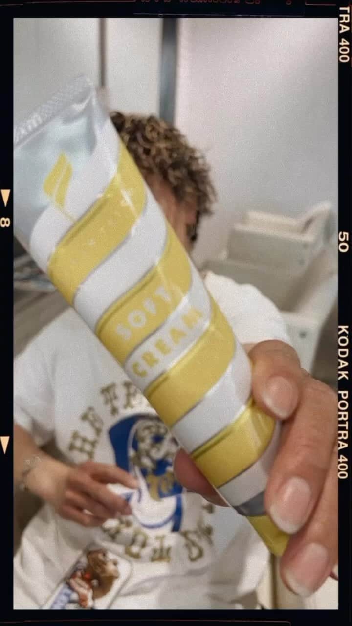 鈴木大二朗のインスタグラム：「トリコになっていくぅ🎶 OCEAN TRICO新シリーズ SOFT CREAM🍦💛 . パーマした髪に全体に馴染ませて 頭フリフリフリフリ((((；ﾟДﾟ)))))))‼️ 遠心力と自然乾燥で出来上がるスパイラルパーマヘア🐶 . 春チェンしましょ🫶🏽🌸」