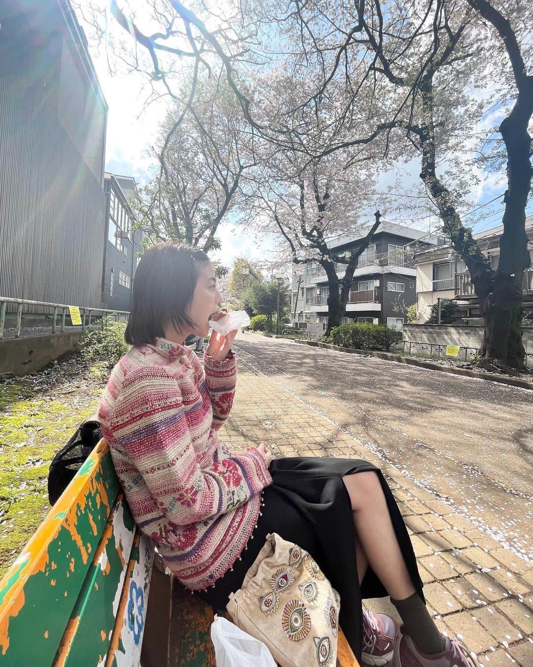 高橋春織さんのインスタグラム写真 - (高橋春織Instagram)「. 桜の木の下で @sunday_bake_shop   😋🌸」3月30日 12時26分 - haoringo_official