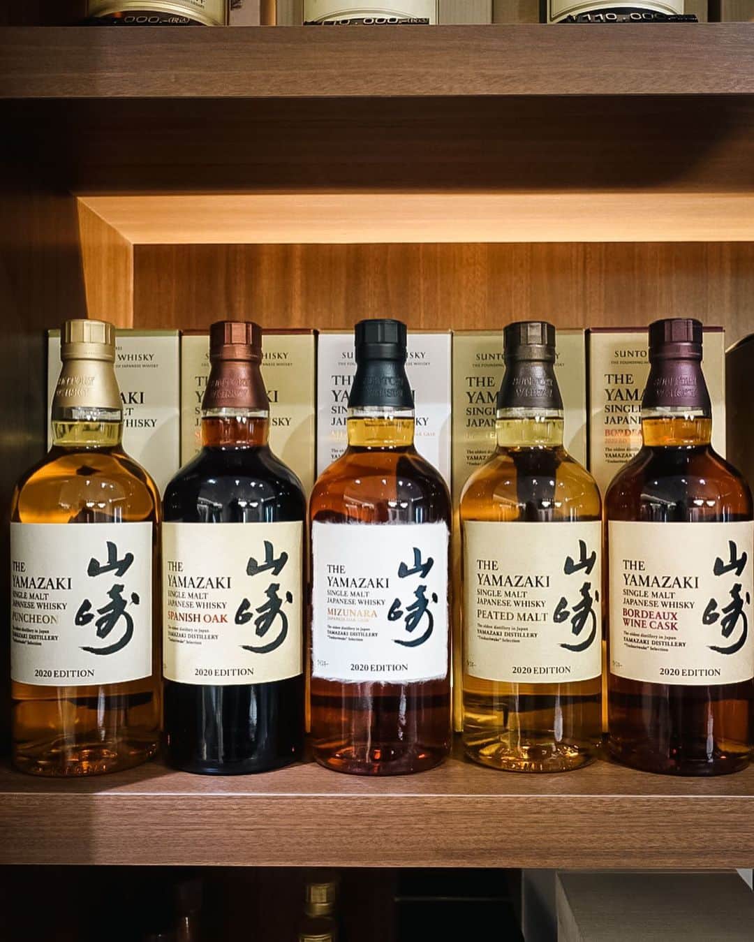 #ぶらエディターズ GINZA SIX オフィシャルさんのインスタグラム写真 - (#ぶらエディターズ GINZA SIX オフィシャルInstagram)「J.W.C LIBRARY B2F   この春、GINZA SIXでは世界が注目するジャパニーズウイスキーがますます充実✨！ 日本を中心に300種類以上のウイスキーを取り揃えた人気ショップJule’s Whisky Collection（ジュールズ ウイスキー コレクション） @jwcginza6 の隣に、姉妹店となるJ.W.C LIBRARY（ジェイ.ダブリュ.シー ライブラリー）が、3/17（金）にオープンしました🎉   新店舗のジェイ.ダブリュ.シー ライブラリーで扱うウイスキーはおよそ100種類で、両店を合わせると品揃えはおよそ400種類に拡充👏🏻😳ボトルの購入に加えて試飲（📸1枚目）までできる、ジャパニーズウイスキーのファンにはたまらない環境がGINZA SIXに整いました🥳🎵   店頭にはサントリーやニッカウヰスキーなど大手メーカーのウイスキーのほか、イチローズモルトや厚岸など、今、日本全国に増えている地ウイスキーと呼ばれる小規模生産のウイスキーも数多く並びます🥃✨   ジェイ.ダブリュ.シー ライブラリーでは、“ライブラリー”を名乗る店名が象徴するように、貴重なウイスキーが収められているのは書架のような味わい深いショーケース（📹2枚目）。だからこそショッピングだけでなく、博物館にでも来た気分で限定ボトルの秀逸なデザインを鑑賞したり、知らなかった銘柄について知ることができるなど、ウイスキーについて豊かな体験ができるショップになっています💯🙌🏻   例えば、山崎蒸留所で生み出される5種類の多彩な原酒をボトリングした山崎 2020EDITION 5本セット（📸3枚目・税込1,600,000円）や、余市のヴィンテージを蒸留年別に揃えた余市蒸留所20年貯蔵1984-1990 7本セット（📸4枚目・税込16,000,000円）など、ほかではなかなかお目にかからないコレクターズアイテムも揃います☺️   また、陶器製のボトルは特に海外の人から人気で、山崎の有田焼染付宝尽し福文柑子口瓶と白州の有田焼赤絵蛸唐草寿文柑子口瓶のセット（📸5枚目・税込880,000円）をはじめ、ユニークなボトルが並びます👍🏻   店頭でさまざまなウイスキーを眺めているうちに、さらに好きになったり、興味を持ったりしたら、ぜひトライしてほしいのが試飲です！ 店舗スペースは、ジュールズ ウイスキー コレクションの約43㎡に対して、ジェイ.ダブリュ.シー ライブラリーは約60㎡。店舗が広い分、ゆとりある試飲スペースが用意されているのです🎶最大10席のカウンター席（📸6枚目）に加えて、ウイスキー造りで使った樽を再利用した立ち飲みスペース（📸7枚目）も設置。レギュラーメニュー50種類と、銘柄が変動する特別メニュー20種類を楽しめるようになりました🥃😋   試飲の価格は15mlが税込500円〜、30mlが税込1000円〜。一番人気は山崎12年（📸8枚目・15ml 税込800円）で、価格と味のバランスが良く、ジャパニーズウイスキービギナーにもオススメです。山崎シェリーカスク（特別メニュー15ml 税込25,000円）や、響30年（レギュラーメニュー15ml 税込32,000円）のような貴重なウイスキーも試飲メニューにラインナップ！ 発売時に手に入らなかったけどどんな味なのか知りたいという方や、自宅で年代もののウイスキーを保管しているけど、もったいなくて自分のボトルは開けられないから、ここで飲みたいといった方にも人気です🌟   実は販売されているお酒はウイスキーだけではありません。十四代や森伊蔵など人気の日本酒や焼酎、さらにはナポレオンをはじめ著名なブランデーなど厳選されたお酒も用意されているので要チェック！🍶   ちなみに両店で最も高額なウイスキーは、2007年に50本限定で販売された山崎50年（📸9枚目）で、販売価格は税込88,000,000円💥🤯こちらは岩田なつみ店長（📸10枚目）がショップにいる時のみの販売になります🙇🏻‍♀️   「いろいろなボトルを見て、気になる銘柄を試飲することで、ウイスキーの奥深さに触れてもらえたら嬉しいです」そう話す岩田店長。やわらかな味わいに代表されるジャパニーズウイスキーの魅力を思う存分堪能できるショップが、ジェイ.ダブリュ.シー ライブラリーなのです😌✨   ―― B2F ☎03-6263-9968 ――   #jwc #jwclibrary #japanesewhisky #日本のウイスキー #whisky #ウイスキー #vintagewhisky #ヴィンテージウイスキー #地ウイスキー #suntorywhisky #nikkawhisky #山崎 #白州 #余市 #響 #イチローズモルト #厚岸 #十四代 #山崎50年 #森伊蔵 #ナポレオン #日本酒 #焼酎 #ブランデー #限定ボトル #ginzasix_food #ginza #銀座 #ginzasix #ギンザシックス  @ginzasix_official」3月30日 12時34分 - ginzasix_official