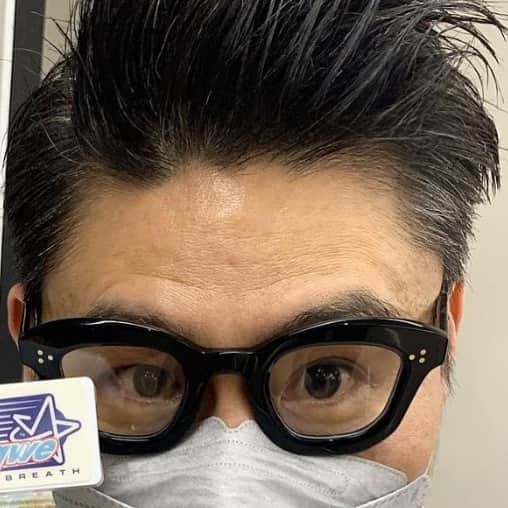 松田岳二のインスタグラム：「タミーさんにもらったメガネがマンガ顔の自分に合うみたいで調子良いです。 Merci♡  @sauvageeyewear  @tommyogara  @saramary12」