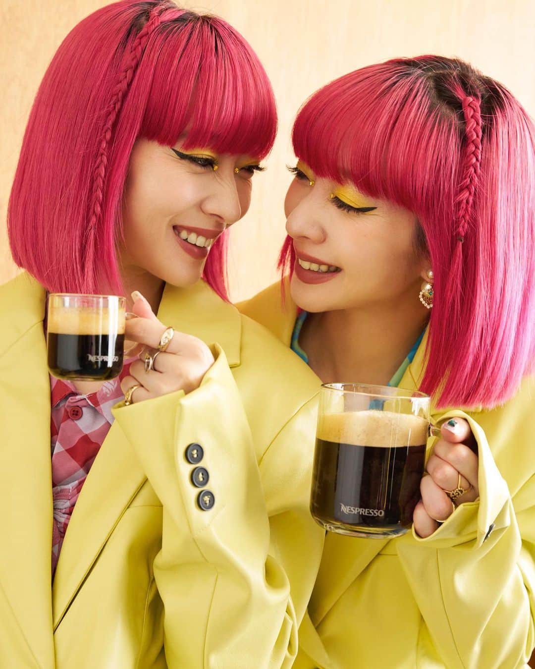 のインスタグラム：「Vertuo popが3月1日から @nespresso.jp から発売☕️  とっても簡単に本格的なコーヒーを味わえる のはもちろん、その日の気分や飲む時間によって色々なフレーバーのコーヒーを楽しめちゃう✨30種類以上から自分の好みに合わせて選べるんだよー！ お手入れが簡単でスタイリッシュなデザインも嬉しいポイント🥺💕 環境にも配慮されていて使用されてるカプセルは半永久的にリサイクル可能なアルミニウムが使われているよ🌿飲んだ後は、ネスプレッソのリサイクルプログラムでカプセルのリサイクルにも参加可能！ 自分時間も、お友達や家族との時間も更に充実するね❤️  #ヴァーチュオポップ #ネスプレッソ #PR」