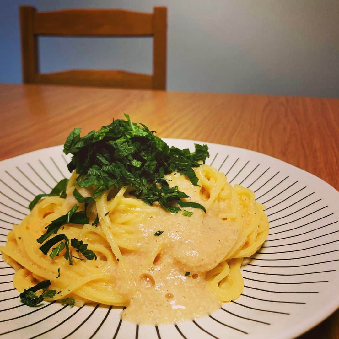 のインスタグラム：「ノンストップ無限明太パスタ。 一度作ってみて。 パスタ 明太子 バター 蕎麦つゆ(小さじ1) コショウ 大葉 材料はシンプル。大葉はなくても大丈夫。塩分はほぼ明太子だけ。その程よい塩分と香りがたまりません。一度食べ始めたらもうやめられない、止まらない。 … #男子アナごはん #野沢のグルメシリーズ #明太子パスタ #無限に食べられる  #やめられない止まらない」