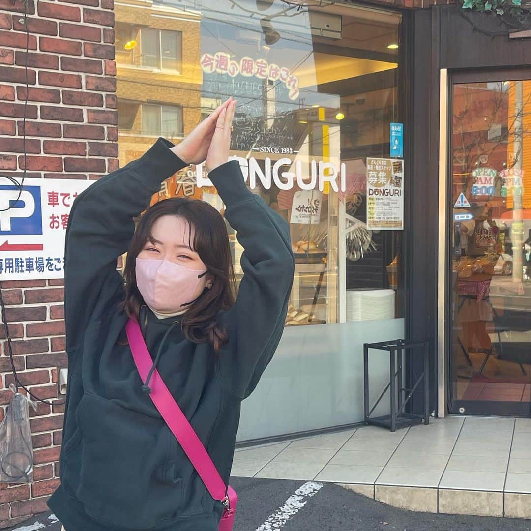 はるあんのインスタグラム：「北海道にきています〜！ もう食べすぎて大変…なのですが😂 ずっと食べてみたかった、どんぐりというパン屋さんのちくわパンをようやく食べることができました！！  ツナマヨが入っているちくわをパン生地で包んで焼いてあるのです。 なんとも面白い発想じゃない？？  そして見た目はツヤツヤ！食べると本当おいしい！ パンとちくわがとってもよくあって、ツナマヨもいい仕事してる〜！！  おうちに帰ったらまねっこして焼いてみようと思います💪  このパン屋さん、ちくわパン以外にもいっぱい種類があって楽しすぎました✨何個か食べたけどハズレなし！  また来たいなー！って思うお店でしたぁ🥰  #北海道旅行  #どんぐり  #ちくわパン」