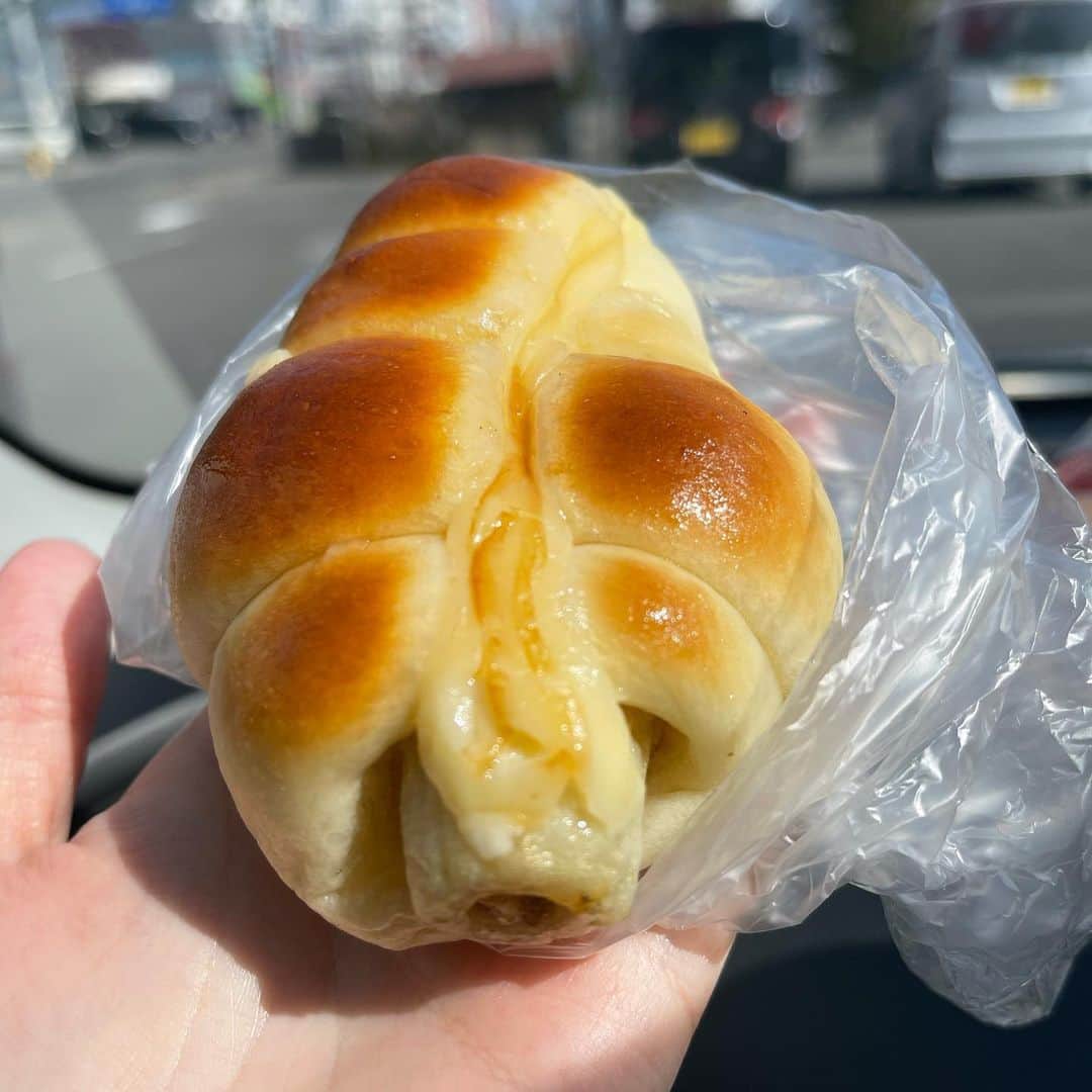 はるあんさんのインスタグラム写真 - (はるあんInstagram)「北海道にきています〜！ もう食べすぎて大変…なのですが😂 ずっと食べてみたかった、どんぐりというパン屋さんのちくわパンをようやく食べることができました！！  ツナマヨが入っているちくわをパン生地で包んで焼いてあるのです。 なんとも面白い発想じゃない？？  そして見た目はツヤツヤ！食べると本当おいしい！ パンとちくわがとってもよくあって、ツナマヨもいい仕事してる〜！！  おうちに帰ったらまねっこして焼いてみようと思います💪  このパン屋さん、ちくわパン以外にもいっぱい種類があって楽しすぎました✨何個か食べたけどハズレなし！  また来たいなー！って思うお店でしたぁ🥰  #北海道旅行  #どんぐり  #ちくわパン」3月30日 12時39分 - haru_fuumi
