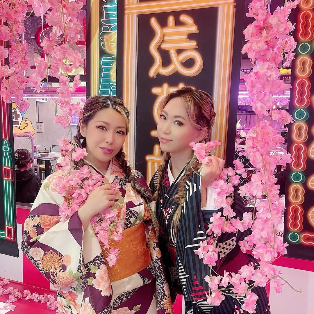 HiyamaKaoriのインスタグラム：「🌸💗🌸💗🌸💗🌸  Kimono girls💗  Jちゃんと姉妹風🌸着物で浅草で遊んだよ😊 真似して三つ編みしてみた💗  #着物 #浅草 #姉妹コーデ  #三つ編み #桜 #着物ヘアアレンジ  #kimono  #japan  #japanese  #japanesekimono  #asakusa  #tokyo #sakura  #cherryblossom」