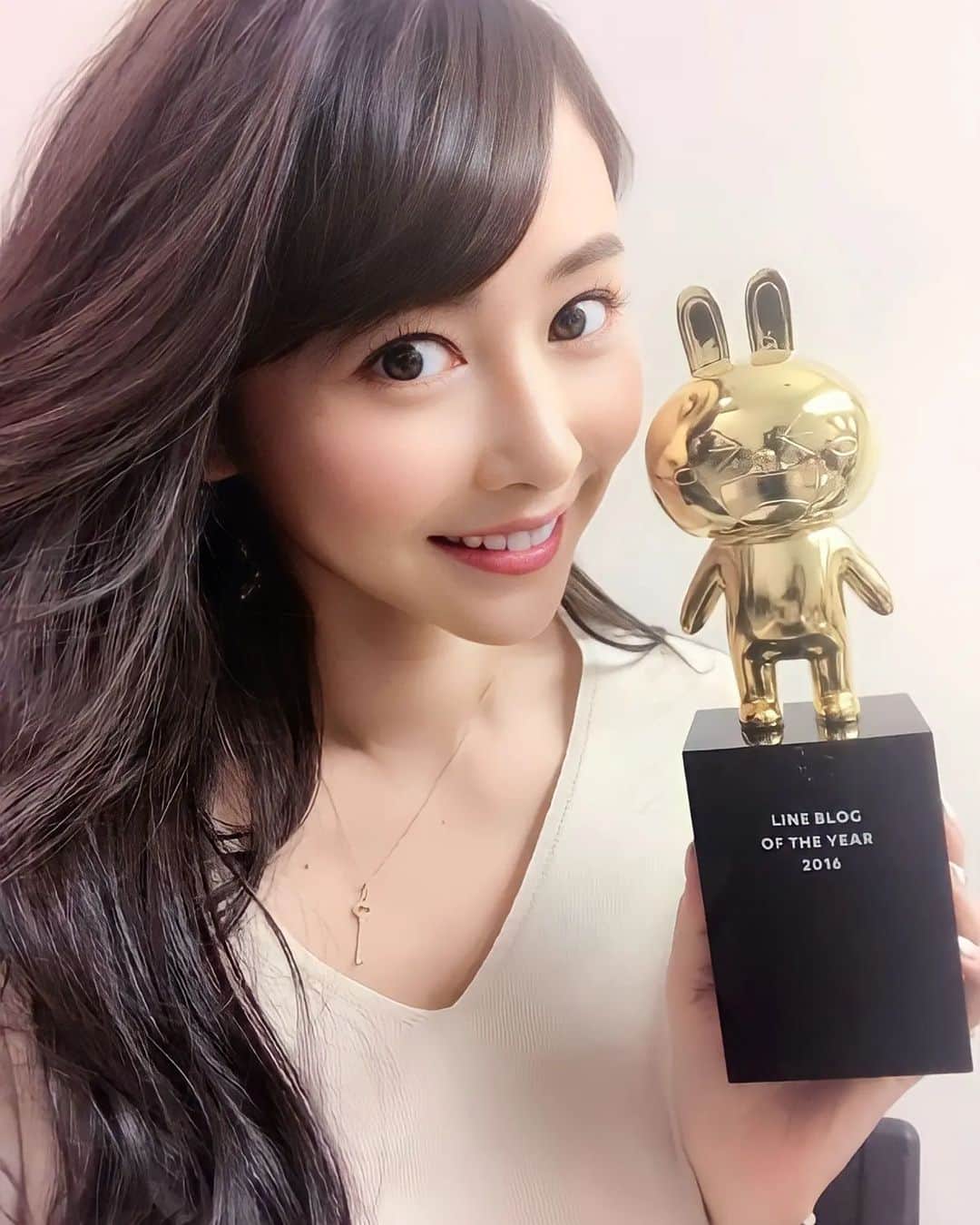 杉原杏璃さんのインスタグラム写真 - (杉原杏璃Instagram)「LINE BLOGありがとうございました♡  2015年からLINEブログをスタートし✏️ 約8年間...LINEブログで日々を綴っていましたが それも今日で終わり。　  LINEブログが廃止になるという事で 寂しくもありますが😭読んでいただいた皆様ありがとうございました✨ コメントも沢山書いてくださって、励みになりました♡ ありがとう😊  2015年、2016年には 【LINE BLOG OF THE YEAR】 をいただき✨　 毎日沢山ブログアップして頑張ってたな〜😚　と懐かしいです  写真も7、8年前の当時いただいた時のもので懐かしい〜❤️  LINEブログのスタッフの皆さま　 お疲れ様でした　大変お世話になりました。　  🟡ちなみに私のLINEでの連載物 【LINE MONARY】はあと少し続きますので✏️ ⬇︎⬇︎ https://u.lin.ee/JKm0nv8/llwa  LINEでは　あと動画配信のVOOMをやっていますが 4月の下旬あたりからもう少し定期的に動画配信もしていきます 🟡【VOOM】 ⬇︎⬇︎ https://linevoom.line.me/user/_dW2FHk6Lu81ksDGzCqMD993YmX241fZgwe_0JQE  ※ずっと...アメーバブログの方でもブログは更新していますので✏️ 引き続き、アメブロの方で日々のブログ記事を読んでいただけると嬉しいです❤️  🟡私のアメブロの【chu！】URL はこちらです ⬇︎⬇︎ https://ameblo.jp/sugihara-anri/  #杉原杏璃 #sugiharaanri #anrisugihara #Japanese#girl #グラビア#グラドル#glamor#gravure#hot#asian #アメブロ #LINEブログ #LINEVOOM #LINEMonary #ブログ」3月30日 12時54分 - anri.sugihara.anri