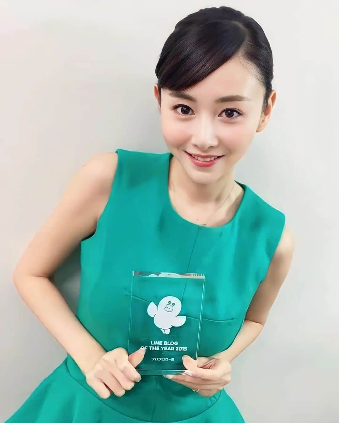 杉原杏璃さんのインスタグラム写真 - (杉原杏璃Instagram)「LINE BLOGありがとうございました♡  2015年からLINEブログをスタートし✏️ 約8年間...LINEブログで日々を綴っていましたが それも今日で終わり。　  LINEブログが廃止になるという事で 寂しくもありますが😭読んでいただいた皆様ありがとうございました✨ コメントも沢山書いてくださって、励みになりました♡ ありがとう😊  2015年、2016年には 【LINE BLOG OF THE YEAR】 をいただき✨　 毎日沢山ブログアップして頑張ってたな〜😚　と懐かしいです  写真も7、8年前の当時いただいた時のもので懐かしい〜❤️  LINEブログのスタッフの皆さま　 お疲れ様でした　大変お世話になりました。　  🟡ちなみに私のLINEでの連載物 【LINE MONARY】はあと少し続きますので✏️ ⬇︎⬇︎ https://u.lin.ee/JKm0nv8/llwa  LINEでは　あと動画配信のVOOMをやっていますが 4月の下旬あたりからもう少し定期的に動画配信もしていきます 🟡【VOOM】 ⬇︎⬇︎ https://linevoom.line.me/user/_dW2FHk6Lu81ksDGzCqMD993YmX241fZgwe_0JQE  ※ずっと...アメーバブログの方でもブログは更新していますので✏️ 引き続き、アメブロの方で日々のブログ記事を読んでいただけると嬉しいです❤️  🟡私のアメブロの【chu！】URL はこちらです ⬇︎⬇︎ https://ameblo.jp/sugihara-anri/  #杉原杏璃 #sugiharaanri #anrisugihara #Japanese#girl #グラビア#グラドル#glamor#gravure#hot#asian #アメブロ #LINEブログ #LINEVOOM #LINEMonary #ブログ」3月30日 12時54分 - anri.sugihara.anri