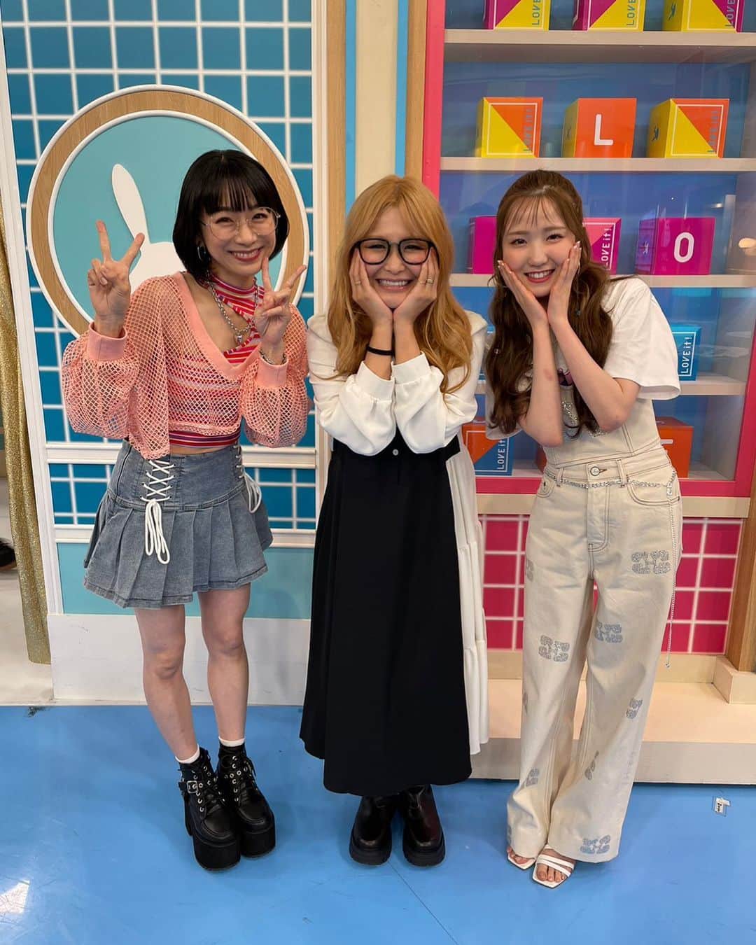 ギャル曽根のインスタグラム：「久しぶりのギャルル🥹❤️ 楽しすぎた、、、🫶🏻🫶🏻🫶🏻 相変わらずダンスが下手で。笑笑 ひぃちゃん、あみみはさすがの完璧だったー🧚🏻‍♀️💝✨ あみみに久しぶりに会えて嬉しかった😭❤️と、 大好きなひぃちゃんと踊れて嬉しかった🥹🫶🏻✨ #ラヴィット #ギャルル」