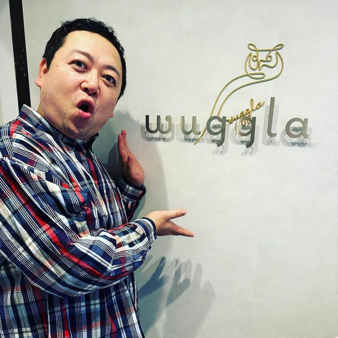 伊藤俊一のインスタグラム：「ジャン！！ ４月１日からオープンの wugglaさんで一足お先に 髪切って頂きました！ わーい！  こちらのお店渋谷の宮益坂に ありましてアクセス最高です。  いろんな番組の メイクさんとしても活躍！ 美容師さんとしても超優秀！ 更に関西のおもしろお姉さんとしても 気を使わずに永遠に楽しく喋れる！  めっちゃいろんな芸人さんの カットもしてくれてる！  そんなスーパー明るいお姉さんの うおちゃんがお仲間と このたびオープンするお店！  同世代、飲み仲間、お友達として かれこれ１０年ぐらい！ お世話になってるので 是非とも行ってみてね！  薄毛でえげつないテンパでも いろいろ提案して 上手くやってくれるし  例えば次の舞台で やる役のイメージとか伝えたら 一緒に考えてくれるし  僕はもう一生うおちゃんに 髪切ってもらうつもりで 日々生きてますので 皆様にもきっと寄り添って くれるのでぜひ！！  なんなら明るい気持ちになりたい！ って人も行ってみてほしい！ 楽しく話してるうちに 明るくポジティブにもなれて 髪も切れちゃうよ！  と言うことで企業案件風 めっちゃ最高のお友達が オープンするお店紹介でした！ 是非ともチェック！！  🎗ムートン伊藤の名前を 出して頂けたらどなた様も 初回20パーセントOFF ！  https://instagram.com/wuggla?igshid=ZDdkNTZiNTM=」