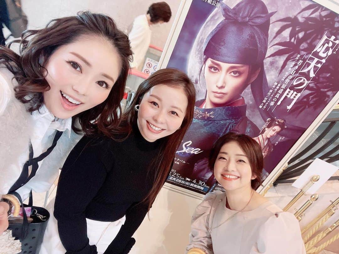 近藤英恵のインスタグラム：「月組公演「応天の門」観劇🌙 ひろちゃん&千晶ちゃんと✨  原作漫画で予習したら配信で観た時より更に面白かった✨  ラテンショーも楽しい🤩✨ また観るのが楽しみ🌙✨✨ ダーイブ🌊🫧  #月組公演#💛#応天の門#応天の門若き日の菅原道真の事#🌙#トップコンビの恋愛要素0️⃣#新鮮#蓮つかささん#國道#硬質で繊細なお芝居#👏#雅な佇まいと美しい鼻筋#ガン見#👀#はなちゃんの観劇日記」