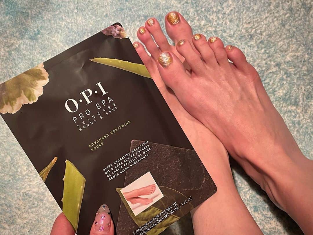 SARAのインスタグラム：「💅🏻OPI💅🏻  忘れがちなフットケア…🥺 OPIのプロスパ アドバンス ソフニング ソックスを使ってパックしたら、もっちもちになった🥹🫶  🍀ネイチャーストロング OPIからヴィーガン処方のポリッシュが登場🥺 ベースなしで使えて発色も良し❤️‍🔥 これを使ったネイルはリールで紹介してるから見てみてね🥰  #pr #opi #オーピーアイ #ネイチャーストロング #opiブランドインフルエンサープロジェクト」