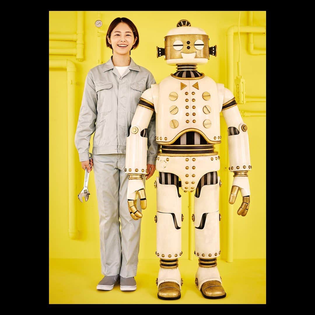スピッツのインスタグラム：「5月17日(水)発売のニューアルバム『#ひみつスタジオ』のダイジェスト映像が公開されました。 また、完全限定生産商品【デラックスエディション UNIVERSAL MUSIC STORE限定盤】は、鮮やかなレモンイエローの配送ボックスで届けられます。 さらに、こちらの商品の予約受付期間が、【4月2日(日) 23:59まで延長】されることが決定しました！ ご予約がまだの方はお急ぎください♪  詳細は『ひみつスタジオ』情報ページへ♬  #スピッツ #spitz #美しい鰭 #ときめきpart1 #紫の夜を越えて #大好物」