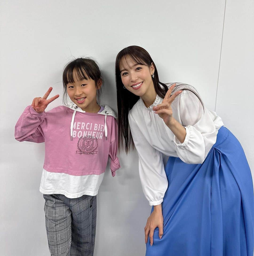 鷲見玲奈さんのインスタグラム写真 - (鷲見玲奈Instagram)「. 絢子ちゃんと出演する筋電義手バンクのCMが完成しました🌸  https://youtu.be/7m9im3G1_xc  24時間テレビであやちゃんと出会い、筋電義手について私も勉強していく中で、たくさんの人がこの筋電義手を必要としているにも関わらず、なかなか普及に繋がらない課題を知りました。  私自身、微力ながらも寄付をさせて頂いているのですが、当然私だけの力では足りません。 もっと多くの方にこの取り組みを知って頂き、協力して頂けたら嬉しいです。  ふるさと納税での寄付も可能です。 動画を広めて頂くだけでも構いません。  ぜひ、みなさんのご協力をよろしくお願い致します！  #筋電義手　#神奈川リハビリテーション　#子どもの義手　#筋電義手バンク　#SDGs」3月30日 13時13分 - sumi__reina