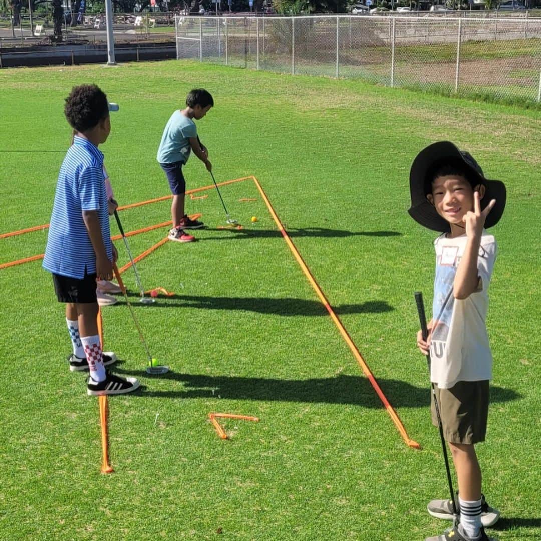 レインスプーナーのインスタグラム：「We’re celebrating the launch of our new polos by partnering with an amazing local non-profit organization, @firstteehawaii, that empowers kids and teens through the game of golf. With ten locations across the Hawaiian islands, First Tee offers programs for kids ages 5 to 18, providing professional instruction, discounted access to golf courses, practice facilities, and golf equipment. Kids and teens not only learn to play golf but also learn valuable life lessons and leadership skills. Interested in learning more? Check out their website to register today!」