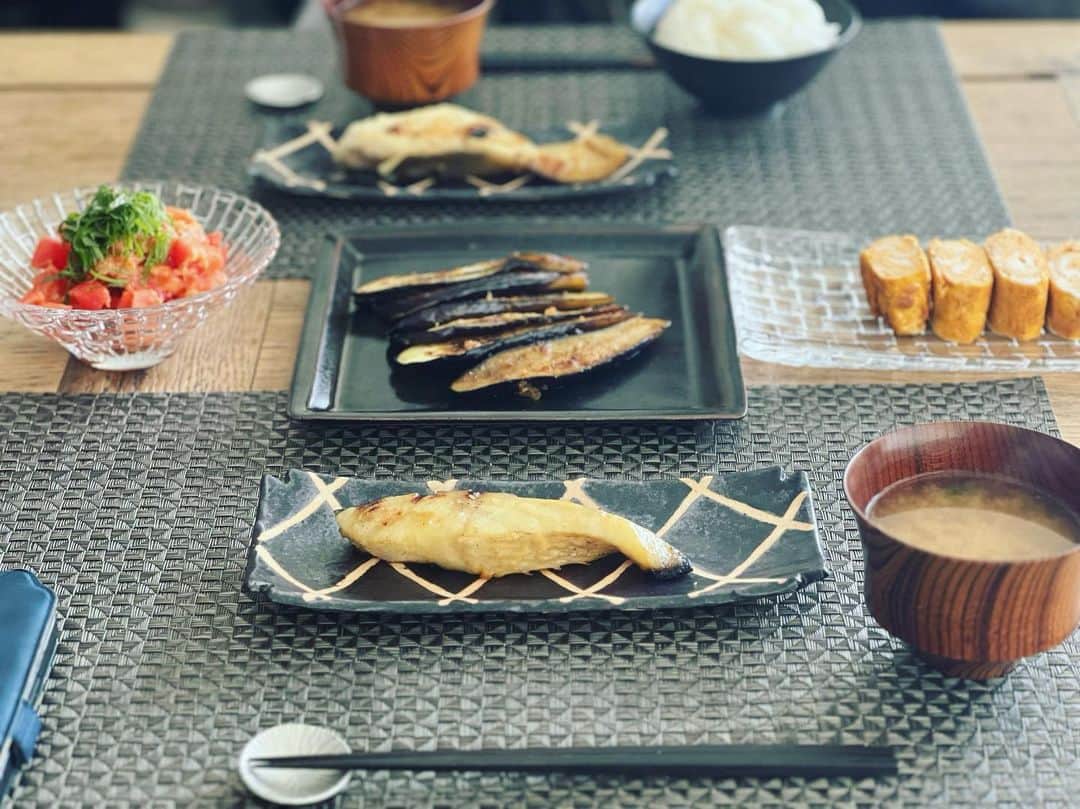 神崎恵のインスタグラム：「・ 今日は一度家に戻れたので、 息子たちと昼ごはん。 週後半は野菜室の整理もかねて、簡単なものをいくつかつくるようにしています。 トマトは大葉、生姜、味噌、塩、砂糖、オリーブオイルを和えて。 ナスは生姜焼きにしました🍆 だし巻き卵と西京焼きに、あおさとお豆腐のお味噌汁。 簡単なものばかりだけれど、 美味しく食べてくれました。 午後の仕事もマイペースで頑張ってきます〜🫶  #おうちごはん #神恵ごはん」