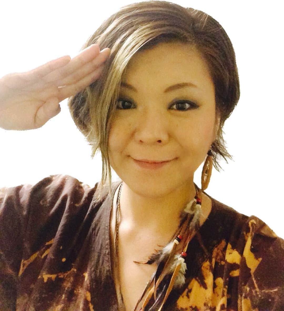 Tammyのインスタグラム：「暖かくて柔らかい気候の4月に  湘南では初めての、弾き語りライブをやります😊  16日の藤沢でのワンマンライブは既に告知させていただきましたが、  ありがたいことに、その前日の15日も鎌倉で、ゲストとして少し唄わせていただける事になりました＾＾  初めましてのKEMAMIⓅさんというバンドの方々のステージのハーフタイムアクトとして、弾き語らせてもらいます😊  ご一緒させていただけるのが、楽しみです😌  食堂でのライブということで、それまたテンション上がります。笑  唄てない時間は、厨房で唐揚げでも作らさせてもらえんやろか。。笑  ありがたいご縁のおかげで決定しました、この4月のツーデイズライブですが、  真心込めて、想いを胸に、楽しく唄いたいと思います😊  皆さまに喜んでもらえれば、私はとてもハッピーです。  ご都合の合う方は是非、湘南でのTammyを聴きに、愛に来て下さいね♬  ご予約いただいてる方々もありがとうございます。  東京からそんなに遠くなかったと知って、ドが付く関西人の私は感激しています。笑  それでは、合わせて、4月半ばに迫って来ましたライブの告知をさせてもらいます。  笑顔で逢えますように😊  Tammy  __________________________  🔷4/15(土)  Tammy弾き語りツアー in 湘南  "ギターとラブレター 2023"  @神奈川・鎌倉 ※KENAMIⓅさんの、マンスリー投げ銭ライブに、Half time actのゲストとして参加させていただきます。  【会場】あさくさ食堂 【時間】開場17:00 / 開演 ①18:30〜②20:00〜 ※ TammyはHalf timeの、 19時過ぎ頃から30分程弾き語ります。 【料金】投げ銭 【所在地】神奈川県鎌倉市小町1丁目4-13 【問合せ電話&予約】 0467-22-0660 【お店HP】https://www.facebook.com/AsakusaShokudou @asakusa_in_kamakura  【KENAMIⓅ 公式ページ】https://www.facebook.com/profile.php?id=100064146482520 【Tammy HP】  https://tammy.themedia.jp   __________________________  🔷4/16(日)  Tammy弾き語りツアー in 湘南  "ギターとラブレター 2023"  @神奈川・藤沢 (ワンマンライブ)  【会場】DJ BAR  sound market 【時間】開場17:30 / 開演 18:00  【料金】Music charge 3,000円＋(2Drink order)  【所在地】神奈川県藤沢市鵠沼石上1-13-13 藤沢共同ビル1F 【電話】 0466-27-8112 【お店HP】https://soundmarket.jimdofree.com 【チケット予約】 https://tammy.themedia.jp/pages/4400639/page_202011171947 ※Instagramからの予約は、私のprofileのURLからofficial siteのLive予約へお願いします。 【Tammy HP】  https://tammy.themedia.jp  #Tammy #タミー #Tammyyanen #photo #シンガーソングライター #唄 #singer #songwriter #acousticguitar #artist  #music #song #恩学 #音楽 #live #love #life #弾き語り #ライブ #acoustic #ギターとラブレター #湘南 #鎌倉 #藤沢 #あさくさ食堂 #kenami #soundmarket #楽しみ #よろしくお願いします #笑顔で会いましょう」