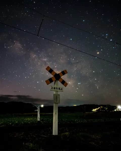 あなたのLOVE CHIBA教えてキャンペーンさんのインスタグラム写真 - (あなたのLOVE CHIBA教えてキャンペーンInstagram)「【らぶちばSeason11: @sanninmusukono_mama さん】の投稿をご紹介📷 満天の星空をご紹介いただきました🌌  千葉県銚子市を走る『銚子電鉄』の踏切近くで撮影された1枚。  「とまれ見よ」の標識と星空のコラボレーションが、まるで物語の中のワンシーンのようですね😌  《銚子電鉄　公式サイト》 https://www.choshi-dentetsu.jp/  投稿ありがとうございました🙇‍♂️  ----------------------------- ／ Season11は、いよいよ3月31日で終了です。 たくさんのご応募をお待ちしております！  ラブちばSeason11 開催期間：2022.06.01～2023.03.31 ＼ ------------------------------- 優待施設の紹介や特別賞についても 公式サイトより要チェック！  千葉県の魅力あふれる写真をらぶちばに投稿して、 プレゼントをGETしよう！！  毎月20名様に、チーバくんグッズや千葉県の特産品が抽選で当たります✨ たくさんのご応募をお待ちしております！  📷応募方法： Instagram応募とWebフォーム応募の2種類。 プレゼントはプロフィール欄のリンクから 公式サイト（https://love-love-chiba.jp/）でチェック！  公式サイトからフォーム投稿方法▼ https://love-love-chiba.jp/entry  Instagram投稿方法▼ ①公式Instagramアカウント『@love.love.chiba』をフォロー ②２つのハッシュタグをつけて、千葉の魅力あふれる写真をシェア #らぶちば11に応募  希望するプレゼントを どれか一つハッシュタグでつける🎁 #チバザビーフ #千葉のチーズ #野菜ボックス #銚子つりきんめ #チーバくん水筒  （例）館山市の〇〇海岸の景色がとってもきれい！夕暮れどきもおすすめだよ♪ #らぶちば11に応募　#チーバくん水筒  #千葉県 #千葉 #千葉観光 #銚子 #銚子電鉄 #踏切 #踏切のある風景 #星空 #星空撮影 #星空フォト #夜 #夜空 #天の川 #天の川銀河 #風景 #風景写真 #絵になる風景 #写真好きな人と繋がりたい #千葉カメラ部 #物語 #ワンシーン #物語のある写真を撮りたい」3月30日 13時53分 - love.love.chiba