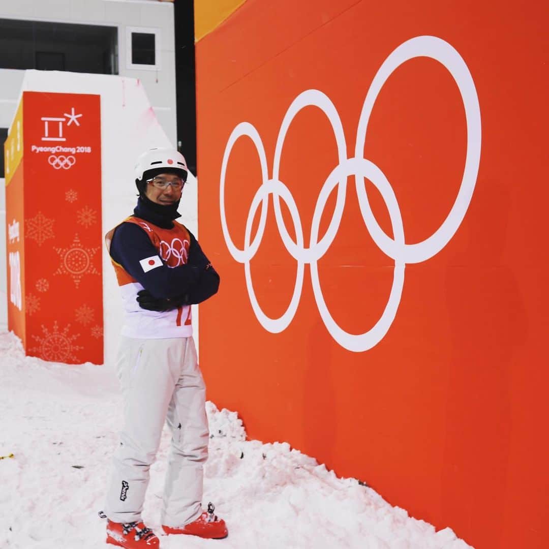 田原直哉のインスタグラム：「[ご報告] この度、田原直哉は2023年3月31日をもちまして競技者としての人生に節目を迎えることといたしました。 体操競技では18年間、スキー競技では16年間計約34年間の競技生活となりました。8歳から体操を始め何気なく夢としていたオリンピックが目標となり、可能性を追い求めて26歳でスキー選手となりがむしゃらに走り続け、目立った成績ではなかったかもしれないけれど2018年オリンピックという舞台を経験させていただきました。 体操の頃からもそうですが、スキーに転向後は右も左も全くわからない中、本当にたくさんの方々に支えていただきながらなんとか競技を全うすることができました。ここまで頑張って来れたのも、嬉しいことに本当にたくさんの方に応援していただけたこと、この1点に尽きると思っています。 活動するにあたり、日本オリンピック委員会 、日本体操協会、全日本スキー連盟、和歌山県体操協会、福島県スキー連盟、和歌山県スキー連盟、長野県スキー連盟、白馬村スキークラブ、所属先でありました医療法人徳洲会、株式会社ガイアスジャパン、ミルキーウェイ、活動が厳しい時に白馬村での生活拠点とさせていただいた岳園荘、仲間、その他にもたくさんの企業様、田原直哉サポーターズクラブの皆様、個人で応援してくださった方々、関わってくださった全ての皆様に感謝の気持ちでいっぱいです。 そして何より、この年までスポーツができる頑丈な子に産んでくれた両親、応援、サポートし続けてくれた家族に本当にありがとう。 4月からのことに関しましては現状報告できる段階にございませんが、スポーツ界の発展や選手の目標を叶えるためのお手伝いができれば考えております。またその時が来ましたら改めて通知させていただければと思います。 今後の体操競技界、スキー競技界、その他全てのスポーツにおける益々の発展をお祈り申し上げます。 競技者田原直哉を応援してくださった皆様本当にありがとうございました。 42歳からの新たなスタート、これからも皆様からのご指導よろしくお願いいたします。 2023年3月30日　田原直哉  ※お世話になりました方で連絡がつかず、直接のご連絡とこの投稿と前後してしまう場合、申し訳ございませんがご了承いただけると幸いです。」