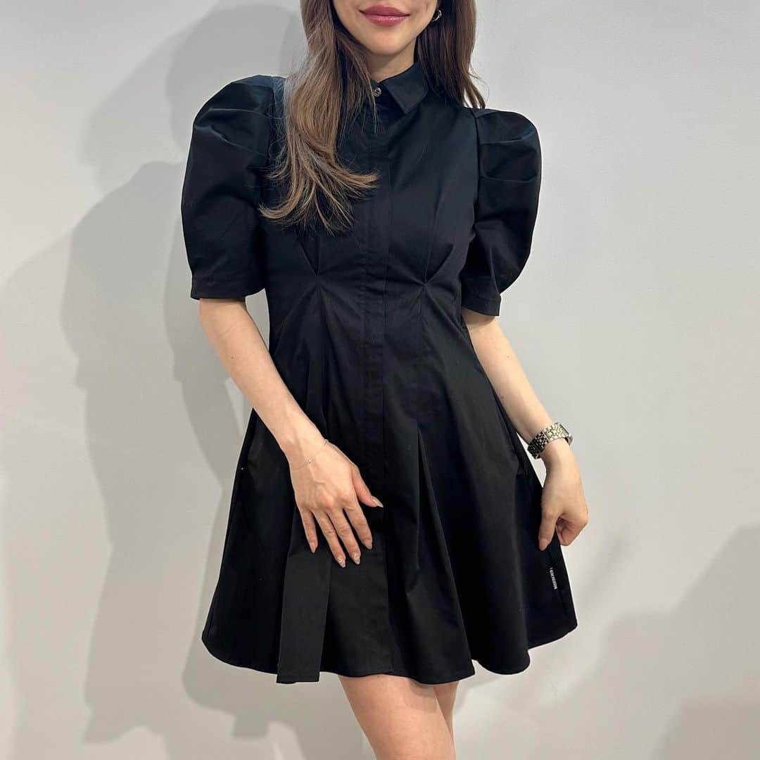 のインスタグラム：「. 3/30(thu)20:00 START New Arrival   ✔︎Romy shirts onepiece ¥15,400(tax in) color/WH BK  size/S M  model @coco_mirror9  162cm S着用  #MIRROR9 #ミラーナイン」