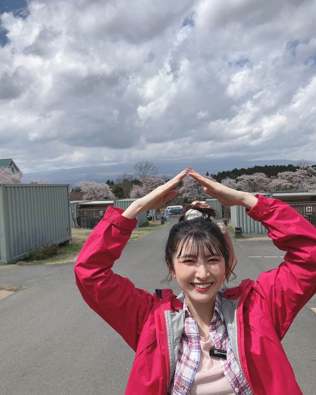駒木結衣さんのインスタグラム写真 - (駒木結衣Instagram)「@live_tv_aupaymarket  au PAYマーケット ライブTV グランピング編🏕 さやちゃんとキャンプがしたいという夢を叶えていただきました。  先にヘアメイクが終わって、すこしお散歩🌸 富士山が見える素敵なロケーションなんです。 今回は雲で隠れていたので代わりにポーズを🗻  配信ご覧いただきありがとうございました！  #グランピング #藤乃煌 さん」3月30日 13時57分 - komaki_yui