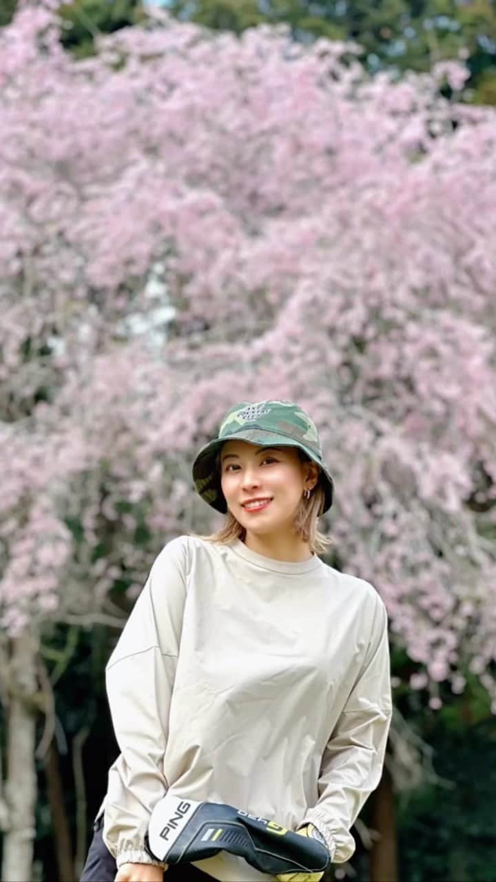 平野杏梨のインスタグラム：「この時期のゴルフは桜満開で最高💗 ただ激混みですね🫠🫠🫠笑  🌸tops&skirt @unitedarrows_golf × @taylormade_golf_japan_apparel_  コラボ可愛すぎ&メンズもあるよ💗  🌸hat @anticountryclubtokyo  🌸socks @golfickers  🌸shose @adidasgolf  @adidastokyo  #zg23」