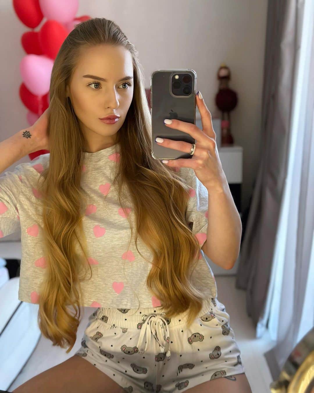 オクサナ・ネベセラヤのインスタグラム：「💭」