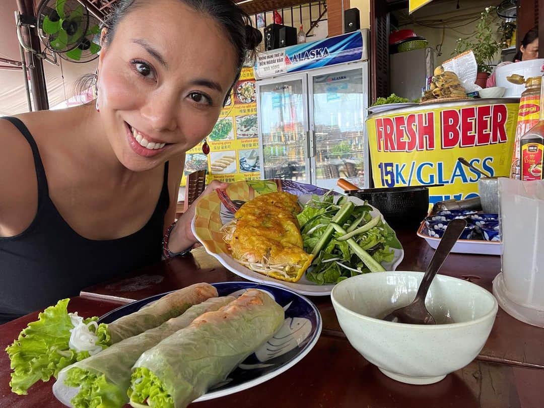 LOVEのインスタグラム：「3月分まいっかレシピ、帰国したらまとめます。  たった今ベトナムはホイアンにて料理教室行ってきました🇻🇳  生ウコンソースと魚のバナナの葉蒸し 本場の生春巻き パチモンじゃないバインセオ  です、お楽しみに！  って日本で材料どうすんねん😂」