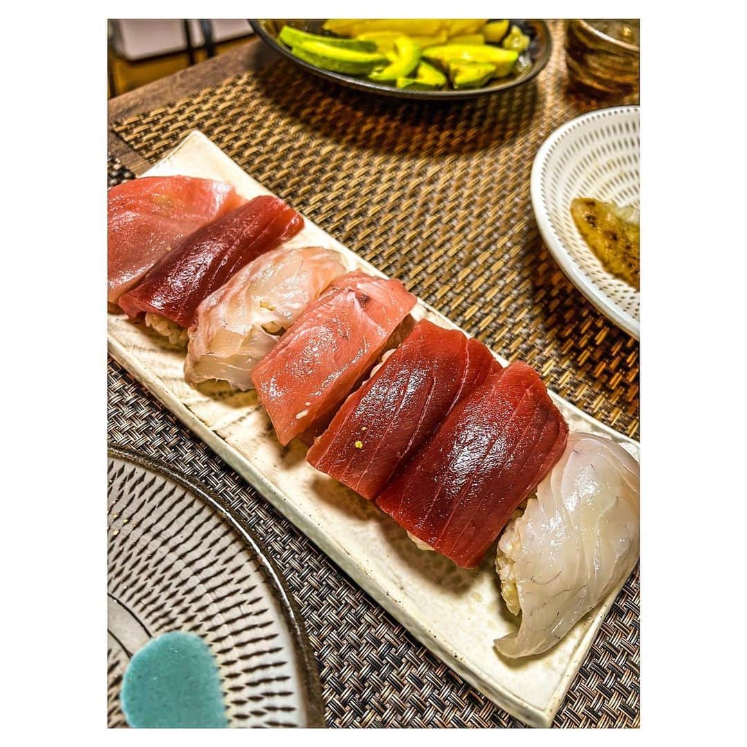 江口雅也のインスタグラム：「友人を招いてホームパーティー。 お寿司は食べる専門でしたが、ついに握りました🍣  とりあえず酢飯の配合とネタが新鮮なら何とかなりました🍣 残さず食べてくれると嬉しいもんです。 日本酒ご馳走様でした。 あー小石原行きたい。  #cooking  #料理男子 #自炊男子 #ホームパーティー #寿司 #小石原焼き #福岡 #美濃焼き  #岐阜」