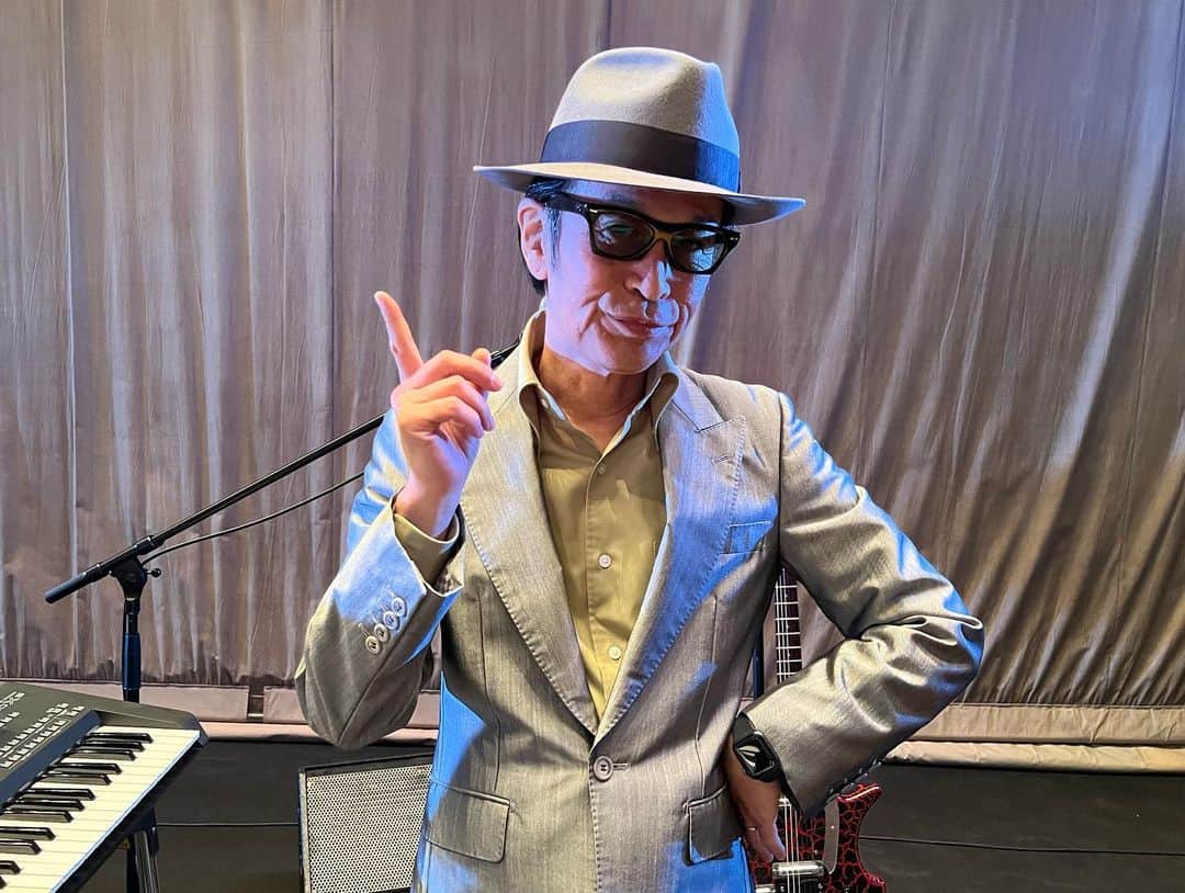 クレイジーケンバンド【公式】のインスタグラム：「Happy Birthday, ガーちゃん！  byスタッフ  ‪#クレイジーケンバンド‬ #crazykenband #ckb ‪#新宮虎児 #ガーちゃん #祝還暦」
