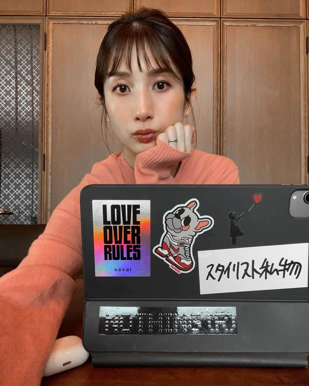 高橋美咲のインスタグラム：「. サウナと美容についてのzoom取材を終えて💻 おにぎり食べて ファミチキ食べて たけのこの里も食べて そして眠くなってきたので満腹だけどお昼寝してしまおう🐷💤 . . #サウナ女子　#サウナと美容 . #美容の話したあとにデブ活 #あんまんも食べた #お昼寝は正義 #おやすみなさい」