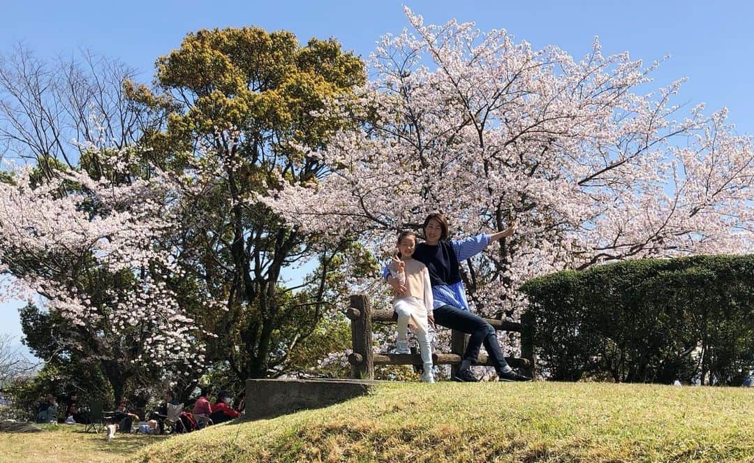 浦田聖子のインスタグラム：「． お花見🌸 展望台からの景色も幸せ〜✨  #🇦🇺にも桜パワー届け #春休み #佐賀県 #朝日山公園」