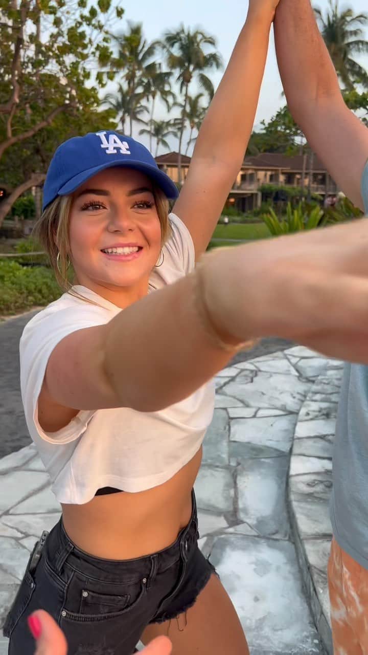 ミッチェル・マネーのインスタグラム：「Three years ago today my daughter @briellemoney got into an accident that almost  took her life. She suffered a traumatic brain injury that severely disrupted her life plans and caused her to have to rebuild her life, her body, her brain and her confidence. It has been the most challenging thing to witness as her mother. It has been an absolute rollercoaster of emotions with wonderful highs and devastating lows. Unfortunately we recently discovered that a bone in her skull never healed properly and she has some brain and spinal fluid seeping into the back of her ear which can cause meningitis amongst other issues. Tomorrow Brielle has to get brain surgery to close off that skull fracture. We are asking for prayers as she goes through this surgery tomorrow. It isn’t a high risk surgery from what we understand, but prayers would be appreciated nonetheless!  This daughter of mine is a fighter! She is strong beyond belief! I’m so incredibly proud of all she has accomplished the last 3 years! She is such a joy and such a light in this world! I love you Bri! You got this!!!! Xoxo」