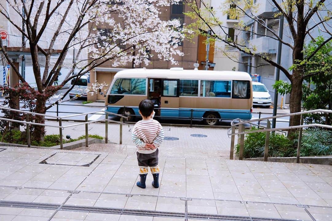 山脇道子のインスタグラム：「GIFT School @g_i_f_t_school のSpring Programにはじめて参加しました👦🏻🌸  最年少として参加させていただき 初日の朝はすこし緊張した表情でしたが 3日目の最終日には、製作したアートをいくつも抱えて 『またくるね😉』と手を振って帰ることができました💮  お兄さんお姉さん、先生にたくさん楽しませてもらい とても貴重な経験をさせて頂きました✨  写真は、夢の国のバスのような素晴らしいスクールバスに 乗ったときのもの🚌🌸 課外学習へ行き、降りてくるお友達を待っているときの息子👦🏻昨夜先生が送ってくださいました✨🥹」