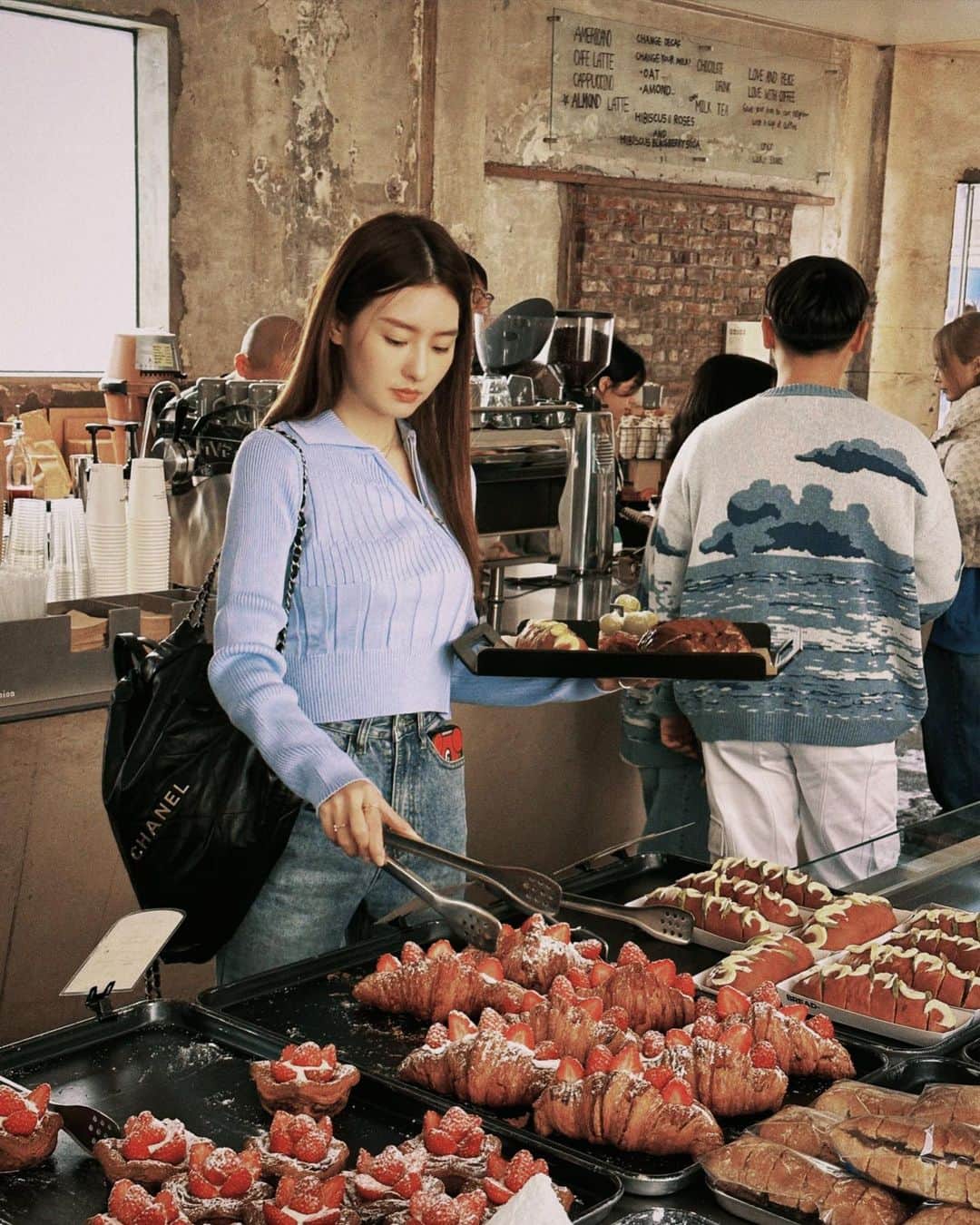 チェン・ユアンのインスタグラム：「韓國四天不夠!!!!! 回到台北還要吃韓式料理 年糕 部隊鍋 銅盤烤肉😋 還有一個心得就是韓國到哪都好拍🤓」