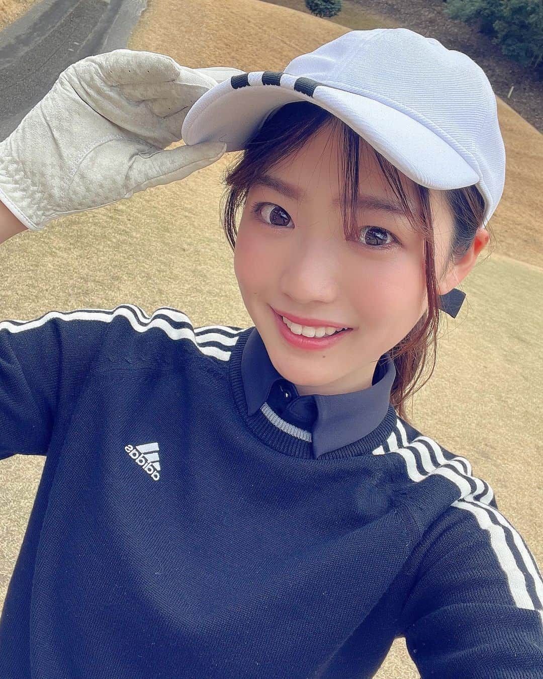 のインスタグラム：「先日ゴルフ⛳️コースデビューしてきました😂 　周りの友達がすごく優しくて甘々ルールだったのに188打も打ったよ😂 　初めてのバンカー上手く出せて嬉しかった✨」