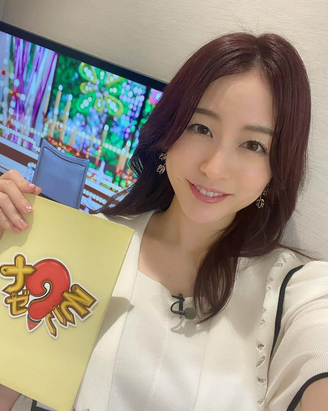 新井恵理那さんのインスタグラム写真 - (新井恵理那Instagram)「今回はスタジオが合成でいつもより豪勢になっています︎‼︎(^-^)笑 『ナゼそこ？』(テレビ東京) 3月30日(木) 21時00分～ 「宮城、山形の県境－８℃極寒の秘境村に東京からナゼ移住？」  ゲストは! おなじみ#東貴博 さん、初登場!#村重杏奈 さんです(^O^)♪バラエティ色溢れるスタジオトークに？( ・∇・) お見逃しなく♪  #ナゼそこ #秘境 #ユースケサンタマリア #新井恵理那 #centforce」3月30日 14時44分 - elina_arai