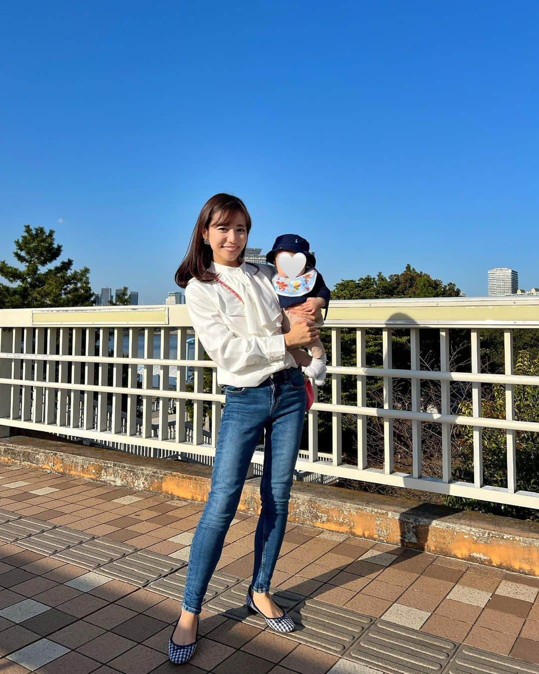 福山唯のインスタグラム：「雲ひとつない青空💙 お散歩がとても気持ちよかった☀️  tops @fraise___shop 🍓  可愛い襟がめくれてしまってた🤦🏻‍♀️ ボタンに見えるのに実はジッパーであっという間に着替えられる🫶ブラウス大好きだけどボタンって時間かかるのよね🥹 授乳もさっとできるし、シワになりにくいサラサラの生地もとってもお気に入り🤍🤍  #coordinate #fraise #odaiba #bluesky #denim #お台場　 #お散歩　#デニムコーデ #ブラウスコーデ　#ママコーデ　#ママとぼーや　#令和4年ベビー　#男の子ママ　💙」