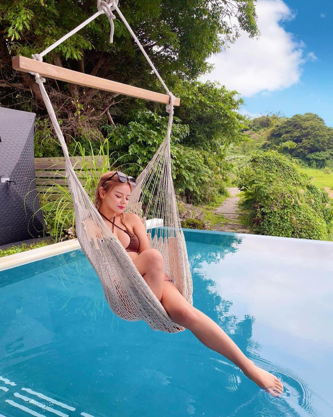 MIAのインスタグラム：「これおうちに欲しいっ🧶 なんならこのプールも欲しいわ   #沖縄  #沖縄旅行 #テントサウナ  #サウナ  #水着  #自然   #リゾート」