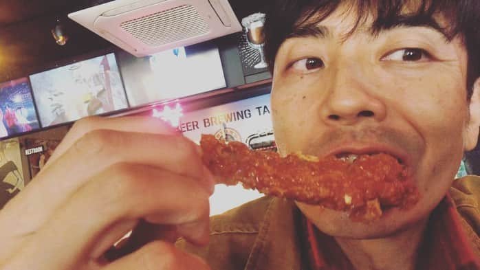 堤太輝さんのインスタグラム写真 - (堤太輝Instagram)「YOBOSEYO LAB【韓国旅行#7】 韓国🇰🇷弘大は行った事ありますか？  街ブラして韓国チキン食べて買い物してます🚶‍♂️  最新の『韓国#8』は韓国旅行編最終回です✨ 後ほど15時にアップされます！！ お暇な時にでも、ご覧下さい。 韓国ドラマによく出てくる飲み屋屋台がズラーっと出てきます。そしてひたすら食べてます🤤 韓国旅行でご飯屋さん迷った時は『YOBOSEYO LAB』を参考にしてみてください 👍✨  次回からまた色々とアップしていきますので引き続き『YOBOSEYO LAB』高評価ボタン、チャンネル登録をよろしくお願い致します🙇‍♂️  『YOBOSEYO LAB』チャンネル登録1000人まで後少し🤏✨ インスタのフォローワーは10000人まで後少し✨ 皆様、本当にありがとうございます。 面白い事になってきたぜっ！  #YOBOSEYOLAB #ヨボセヨラボ #韓国 #韓国旅行 #韓国料理 #韓国グルメ  #韓国情報  #韓国観光 #弘大 #韓国弘大 #ホンデ #韓国料理 #韓国チキン #フライドチキン #bbqchicken  #bbqチキン弘大 #海外旅行 #韓国好きな人と仲良くなりたい  #韓国好きな人とつながりたい  #韓国料理好きな人と繋がりたい  #どりあんず堤太輝 #堤太輝 #どりあんず堤のYouTube #YouTubeチャンネル開設しました #お時間ある時にご覧ください」3月30日 14時57分 - 223_taiki