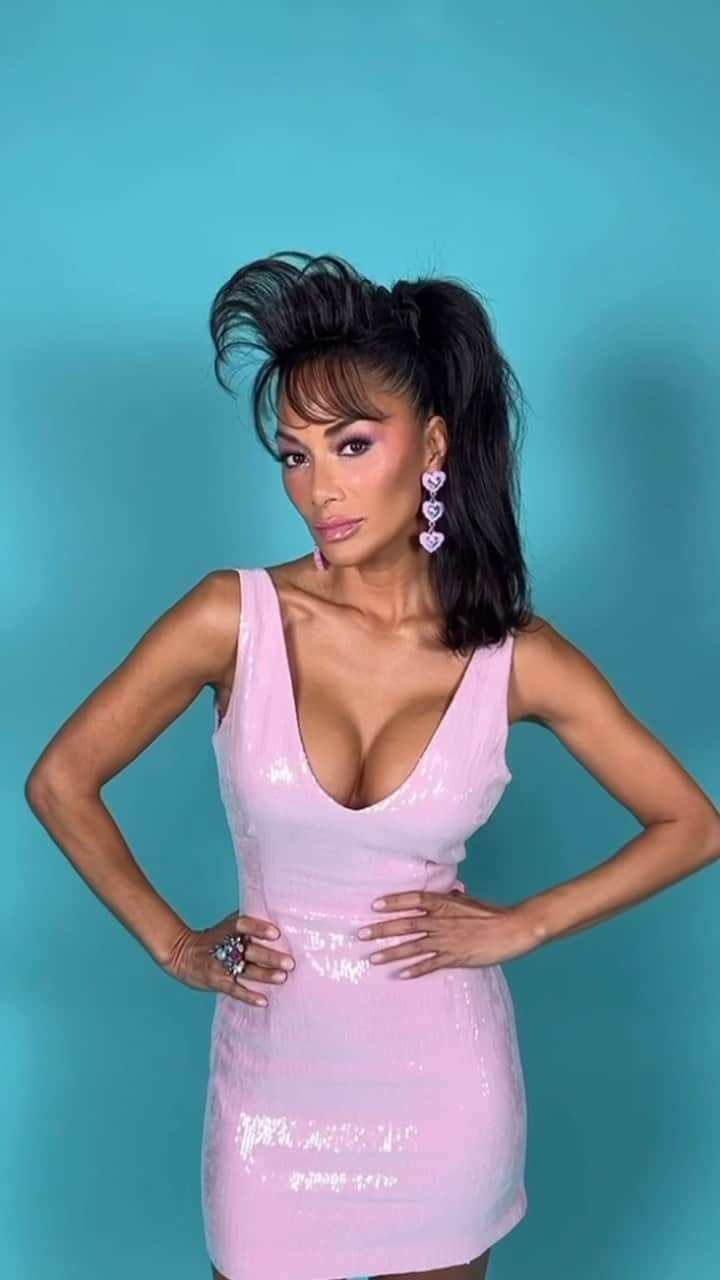 ニコール・シャージンガーのインスタグラム：「What you know about those 80’s bangs?!  💇🏽‍♀️: @robsalty  💄: @dianebuzzetta  👗: @highheelprncess」